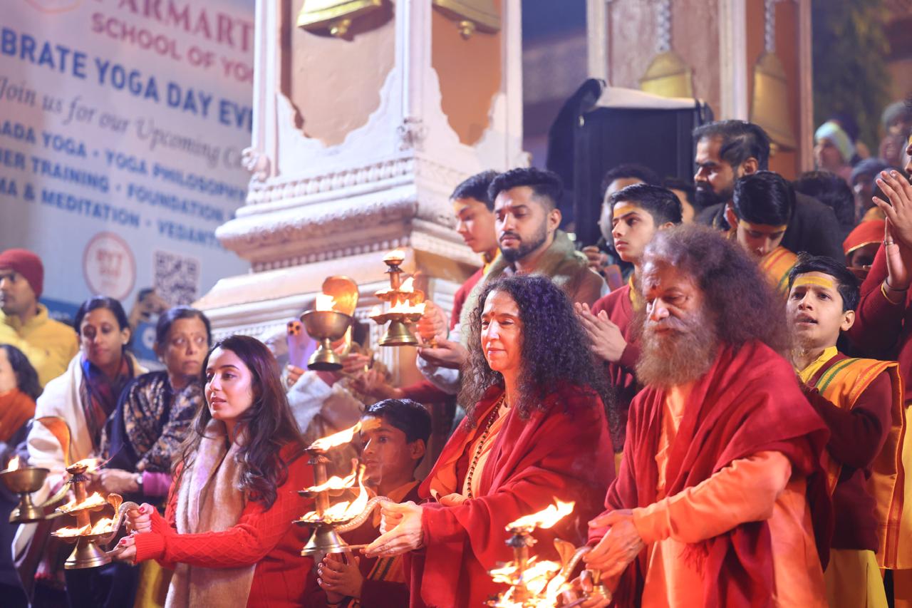 अभिनेत्री श्रेष्ठी रोड़ी दर्शनार्थ आयी परमार्थ निकेतन गंगा आरती मे किया सहभाग