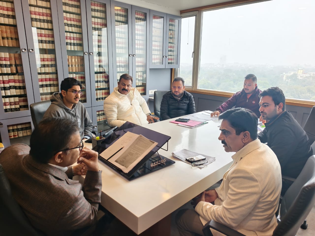 ऋषिकेश नगर निगम प्रतिनिधि मंडल विधिक राय लेने हेतु सुप्रीम कोर्ट में अधिवक्ता एस के वर्मा एवं अधिवक्ता नरेंद्र हुड्डा से मिले