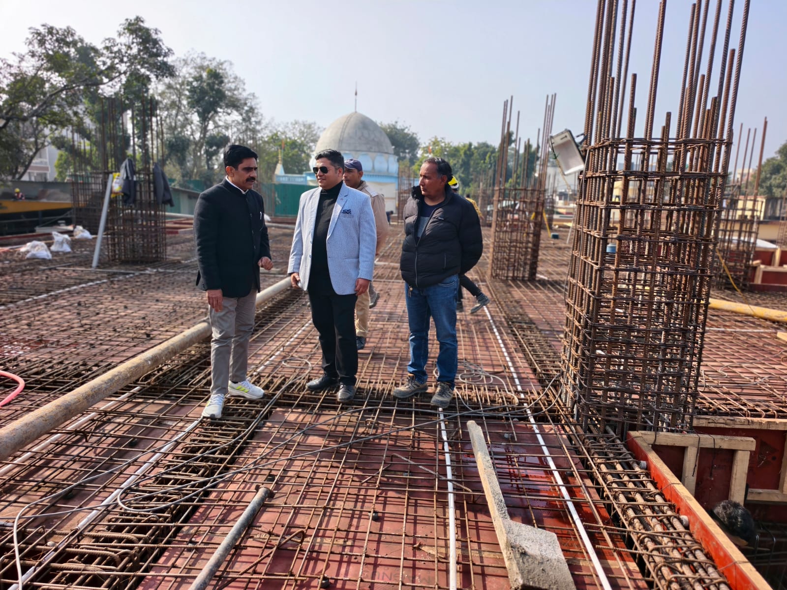 ऋषिकेश महापौर शम्भू पासवान ने किया निर्माणाधीन नगर निगम कार्यालय/बहुमंजिला पार्किंग भवन का निरीक्षण