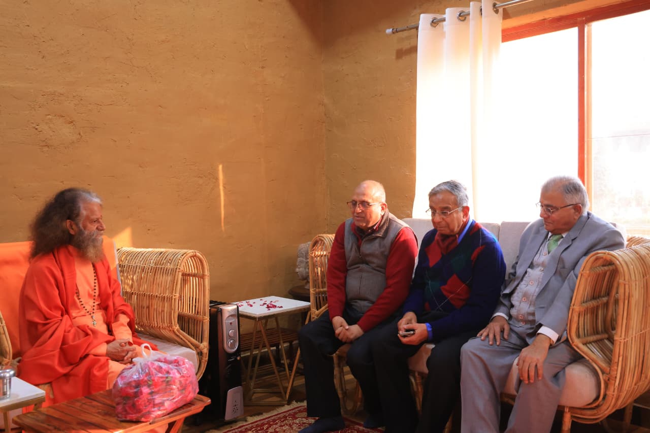 प्रयागराज अपर नगर आयुक्त  दीपेंद्र यादव  नगरनिगम के अधिकारियों ने स्वामी चिदानंद मुनि से की भेंटवार्ता प्रयागराज घाटों के सौंदर्य करण श्रद्धालुओं को आकर्षित करने हेतु हुई चर्चा