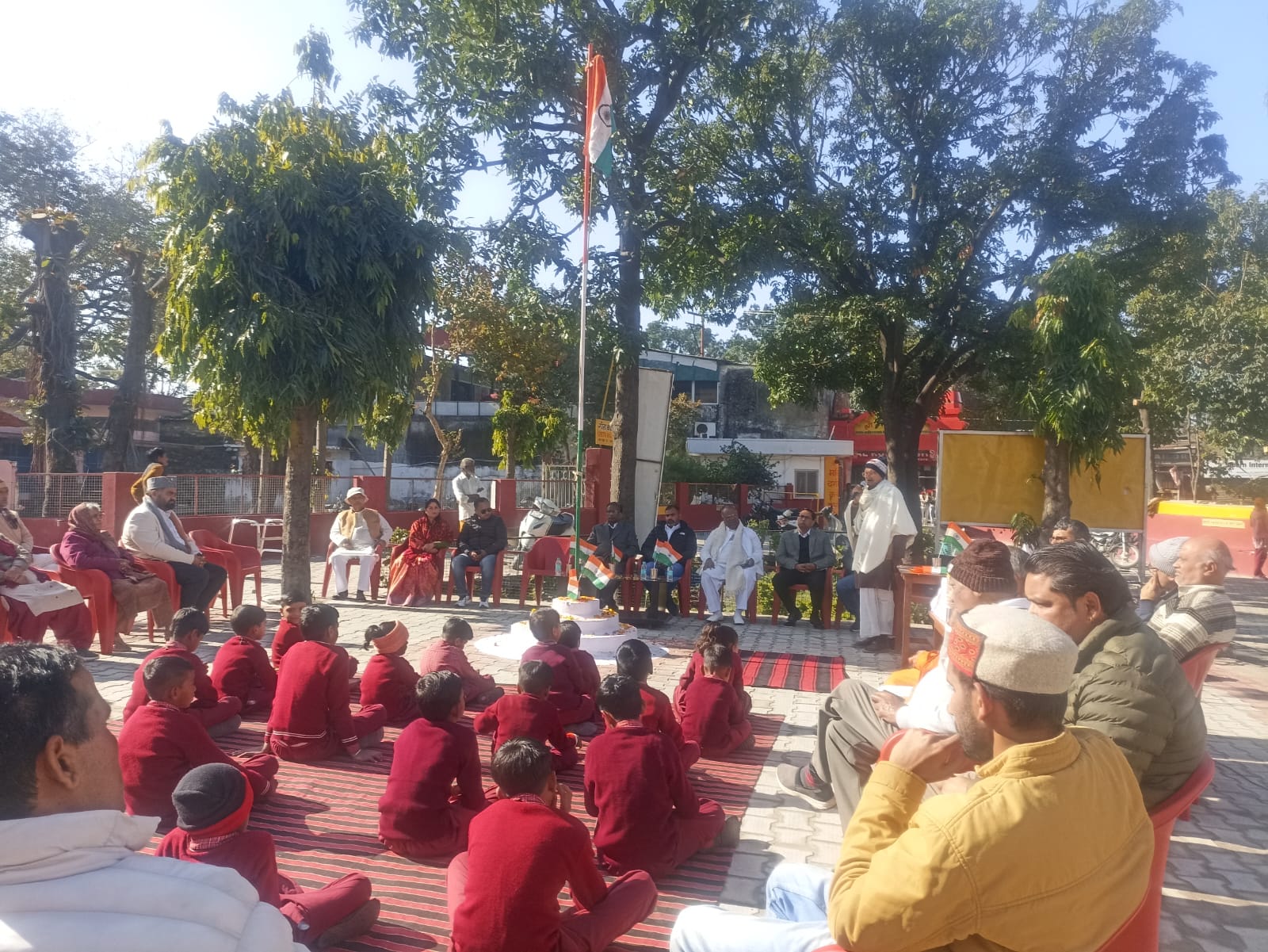 गीता आश्रम के प्रांगण में गीता बाल विद्यालय द्वारा आयोजित 77 वें गणतंत्र दिवस के अवसर पर ध्वजारोहण कार्यक्रम संपन्न हुआ