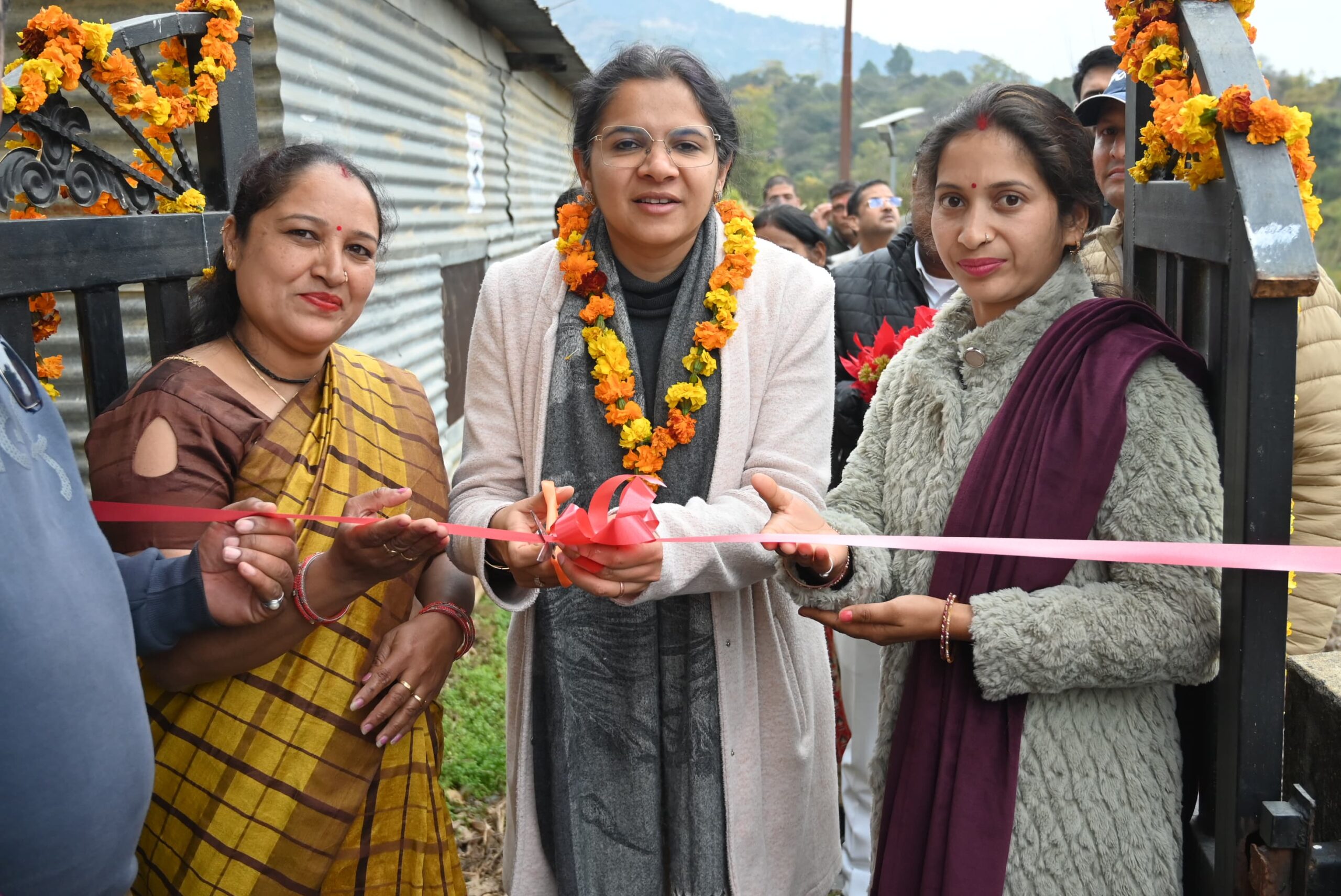 डीएम टिहरी ने तिवाड़ गांव में जलज सेंटर का उद्घाटन कर योजना कार्यों का किया निरीक्षण