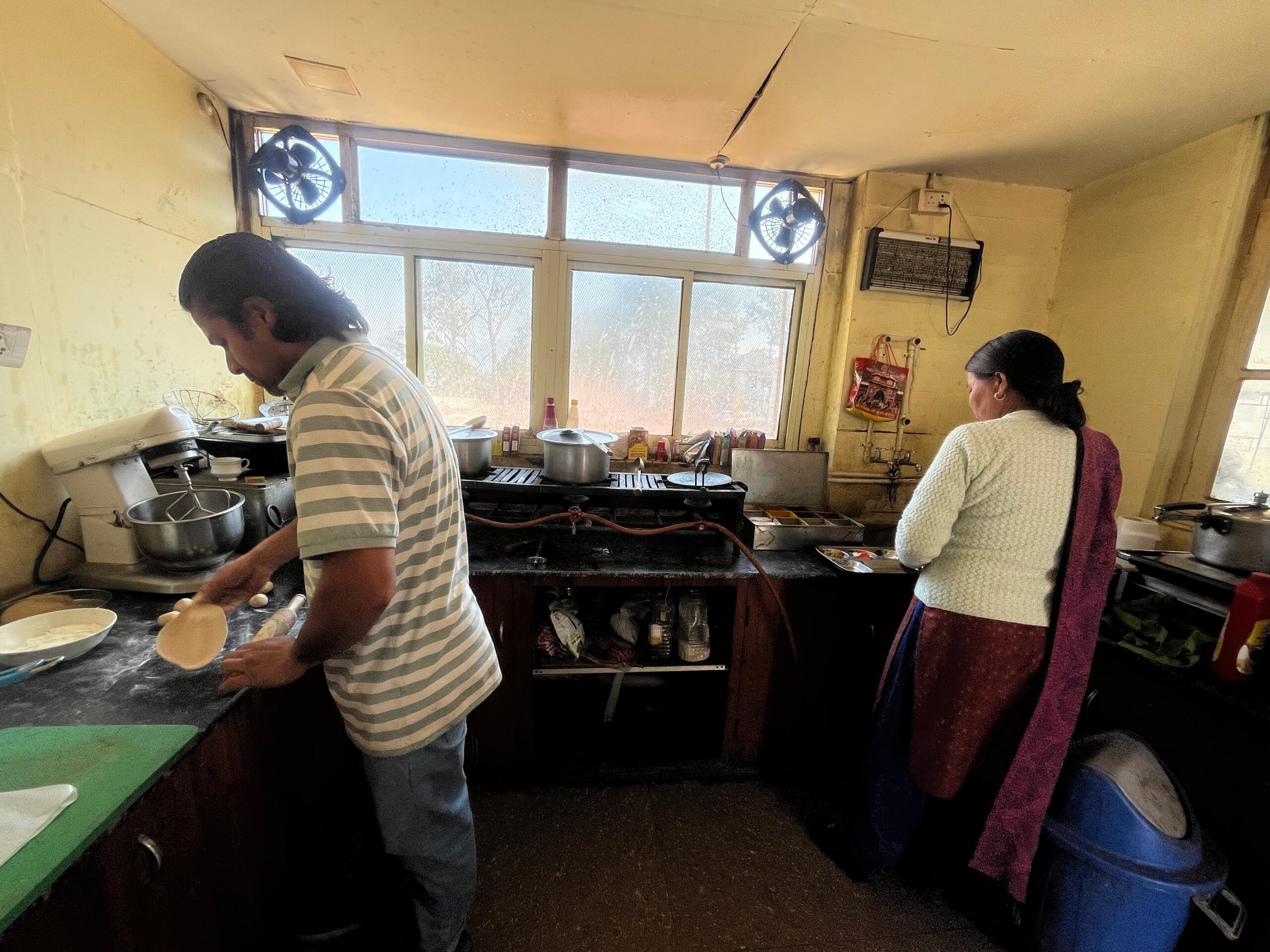 पहाड़ी व्यंजनों की खुशबू से महक रहा दीदी कैफे बाहर से भी पहुंच रहे लोग