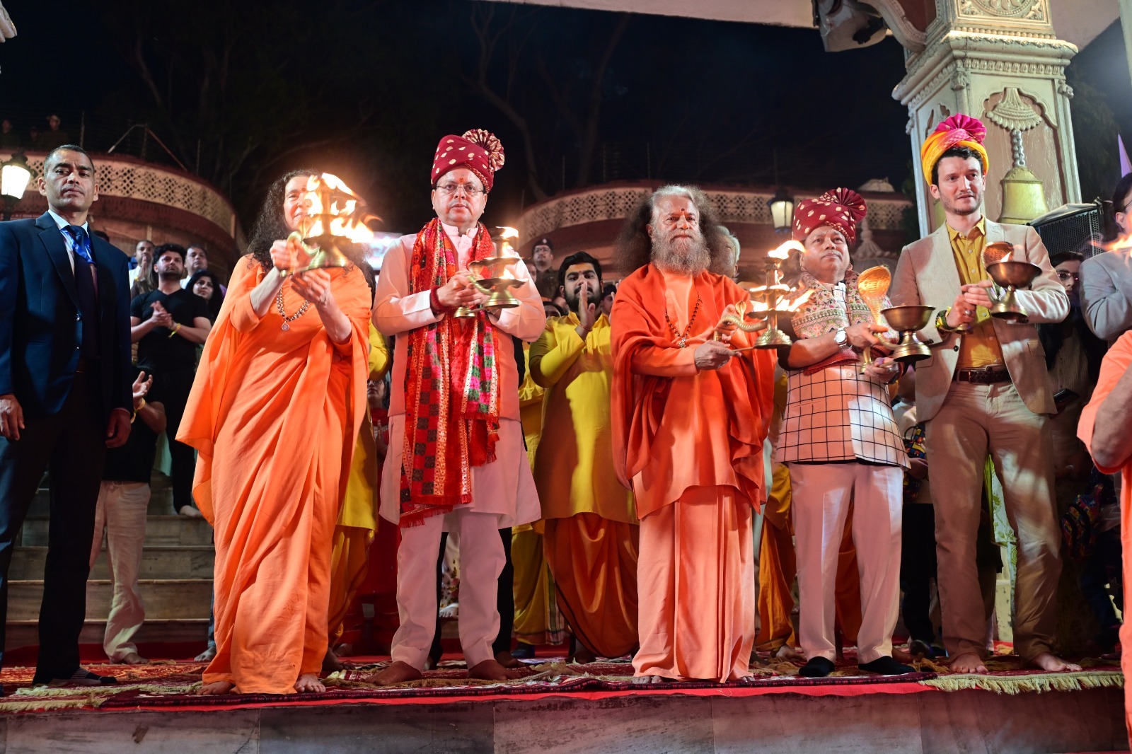 मुख्यमंत्री पुष्कर सिंह धामी परमार्थ निकेतन अंतरराष्ट्रीय योग महोत्सव मे पहुंचकर गंगा आरती में हुए शामिल