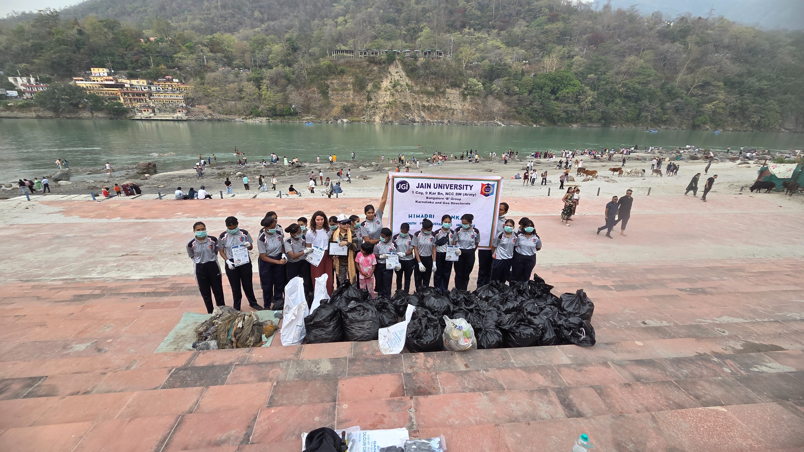 शिव गंगा क्लीनिंग ट्रस्ट के अभियान में NCC कैडेट्स और स्थानीय टीम की गंगा तट में स्वच्छता का संकल्प