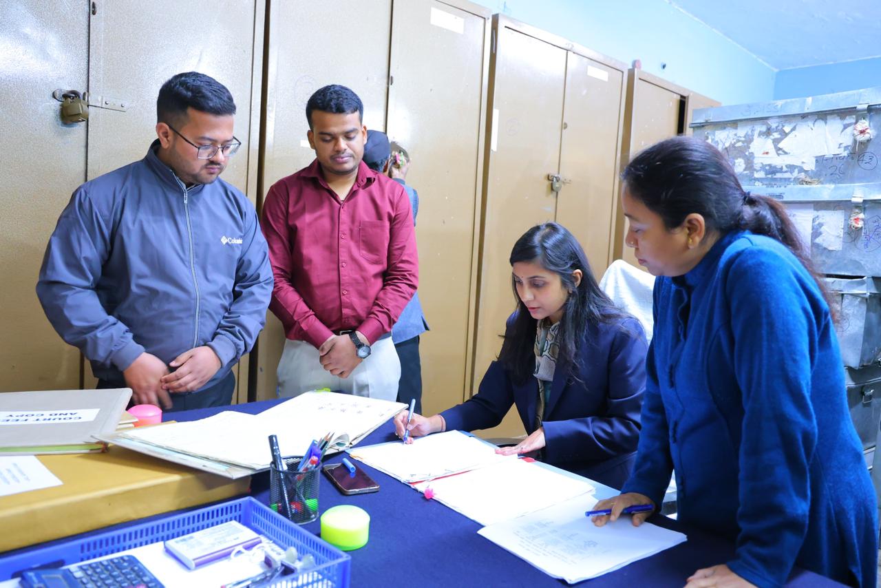 जिलाधिकारी ने कोषागार में किया डबल लॉक कक्ष, अभिलेख, स्टॉक तथा मरम्मत कार्यों का निरीक्षण