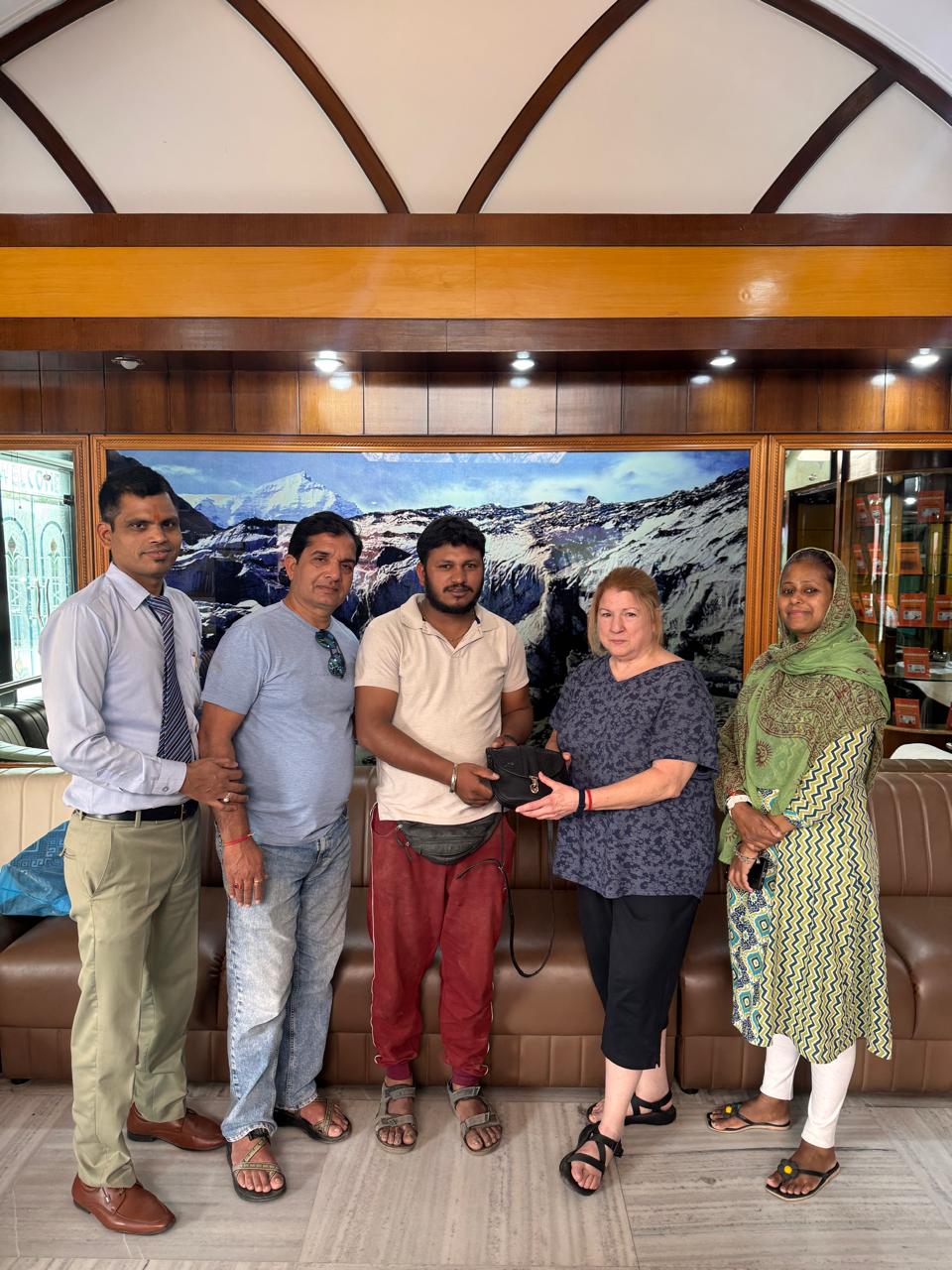 तीर्थ नगरी ऋषिकेश के मुनि की रेती में फिर से ऑटो चालक गोपाल ने ईमानदारी की मिसाल दी