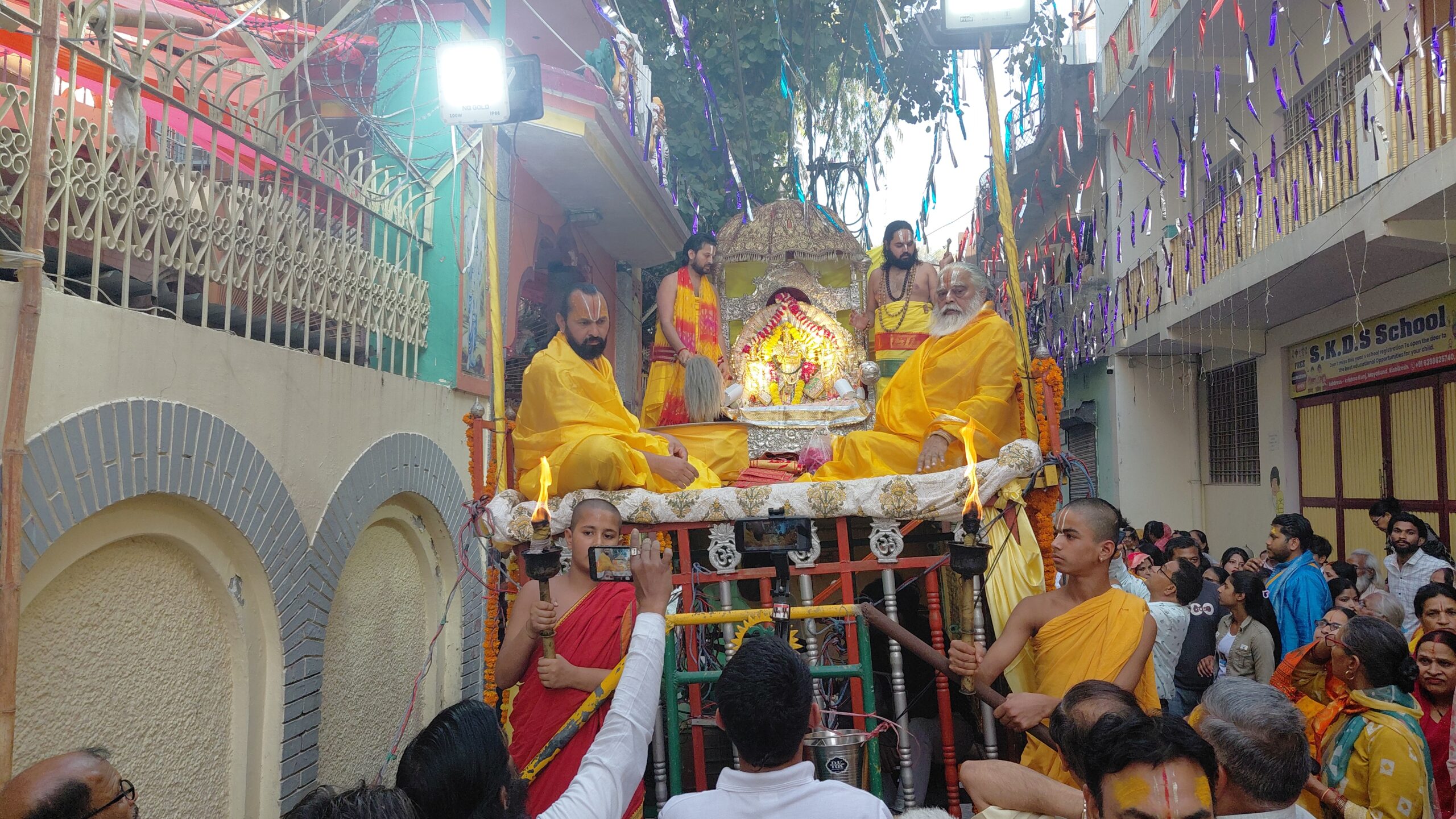 कृष्ण कुंज  वेणुगोपाल के पंचम दिवस पर मनाया नंद महोत्सव नगर में निकली रथ यात्रा