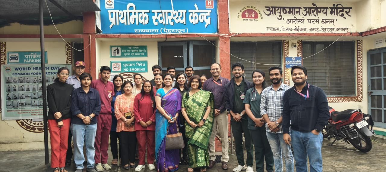 विश्व स्वास्थ्य दिवस के अवसर पर प्राथमिक स्वास्थ्य केन्द्र रायवाला में वन हेल्थ विषय पर जन जागरूकता कार्यक्रम