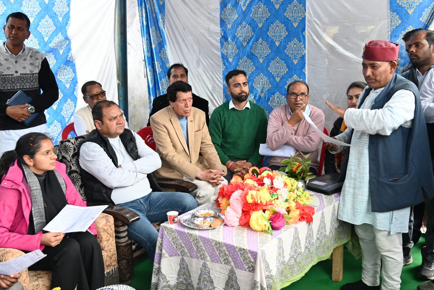 जिलाधिकारी नितिका खण्डेलवाल ने सीमांत गांव गेंवाली का संबंधित अधिकारियों के साथ भ्रमण किया ग्रामीणों की समस्या सुनी