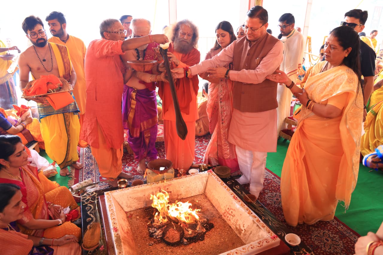 स्वामी चिदानन्द सरस्वती के पावन सान्निध्य में मुख्यमंत्री पुष्कर सिंह धामी ने किया गंगा पूजन एवं शतचंडी महायज्ञ में अर्पित की आहुतियाँ