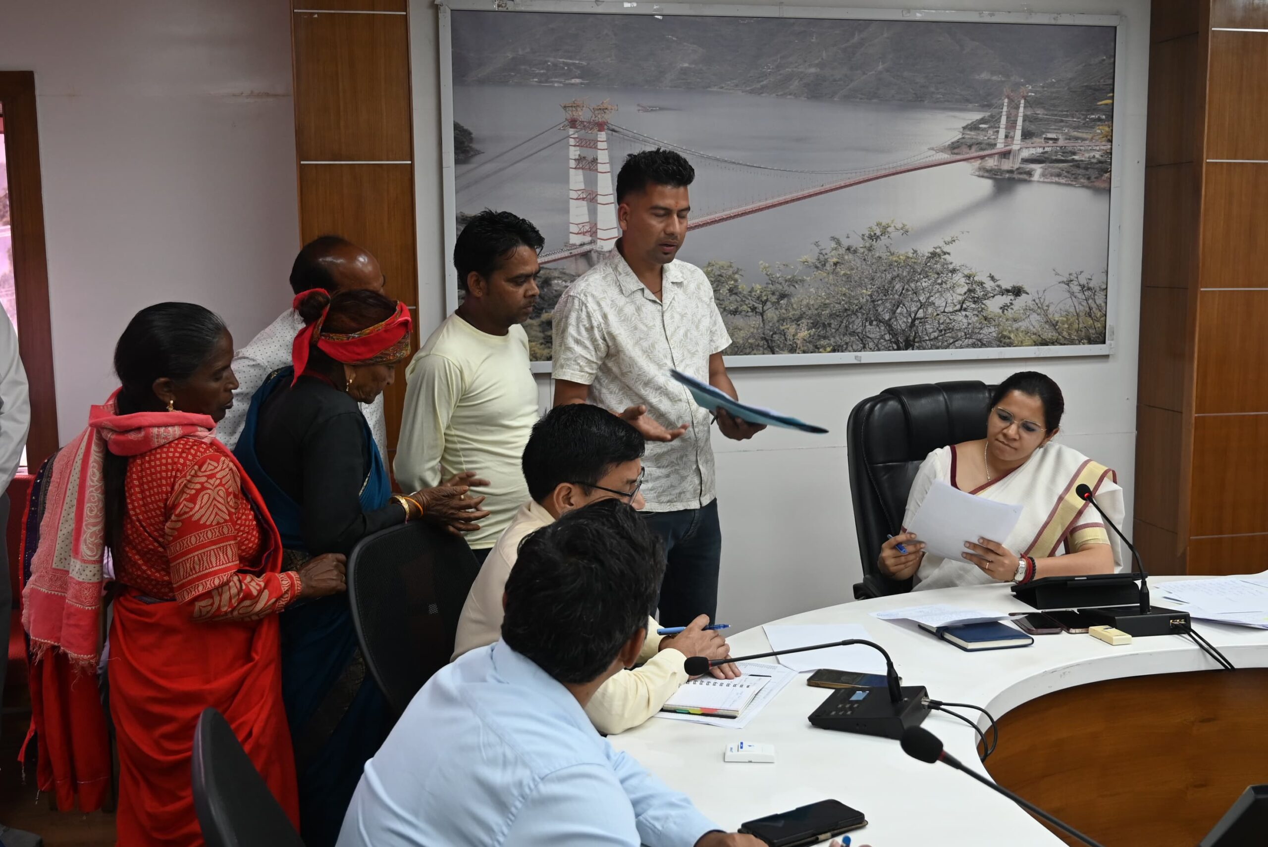 जिलाधिकारी ने जनता दरबार में सुनी जनसमस्याएं, समयबद्ध निस्तारण के निर्देश