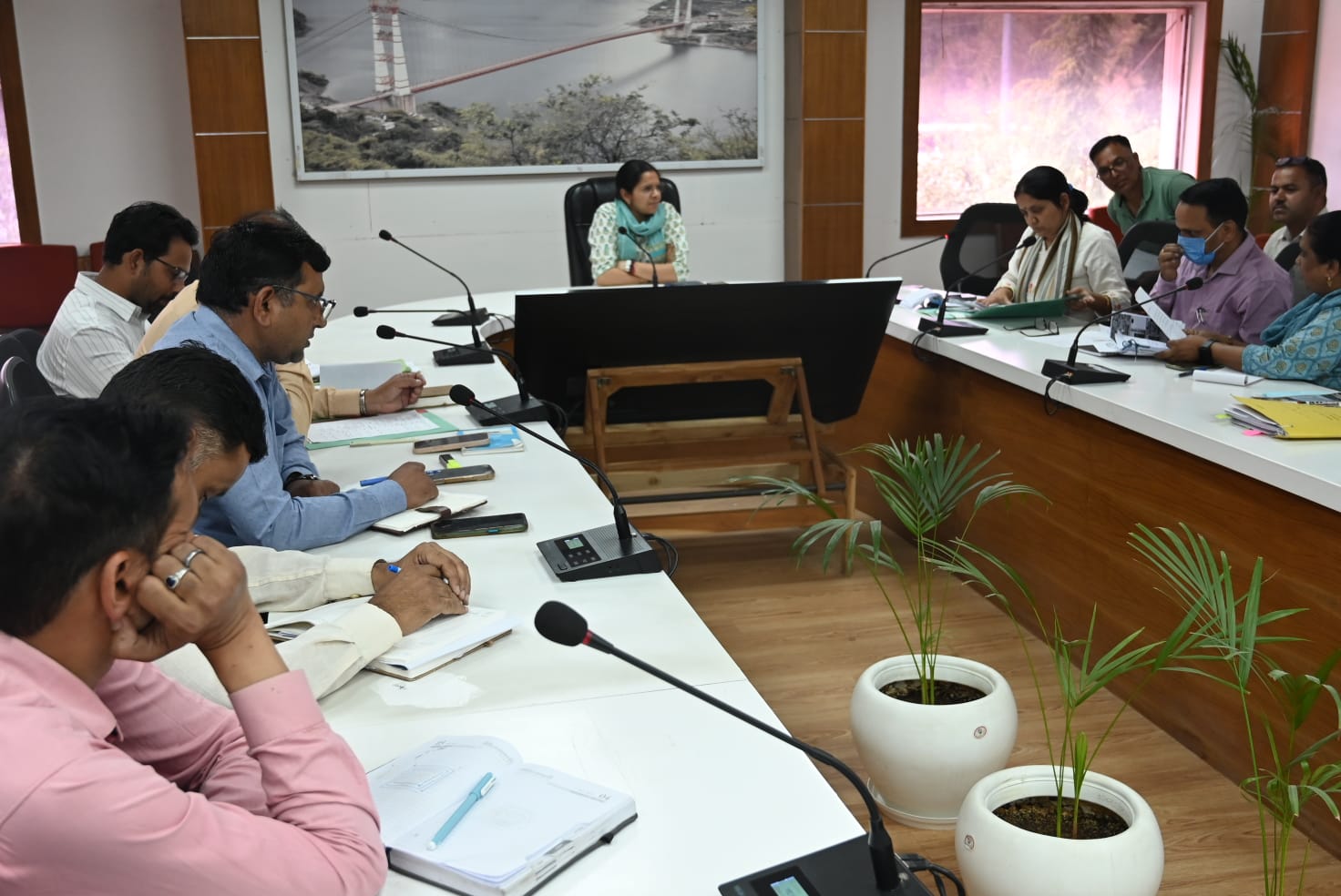 पर्यटन मार्ग निर्माण के लिए अर्जित भूमि पर पुनर्मूल्यांकन को लेकर जिलाधिकारी ने की समीक्षा बैठक