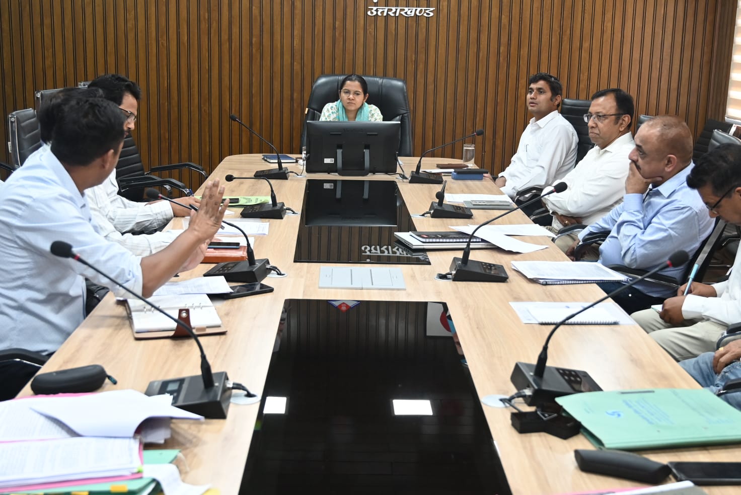 टीएचडीसी-आईएचटी से जुड़े लंबित प्रकरणों के निस्तारण हेतु जिलाधिकारी ने की समीक्षा बैठक