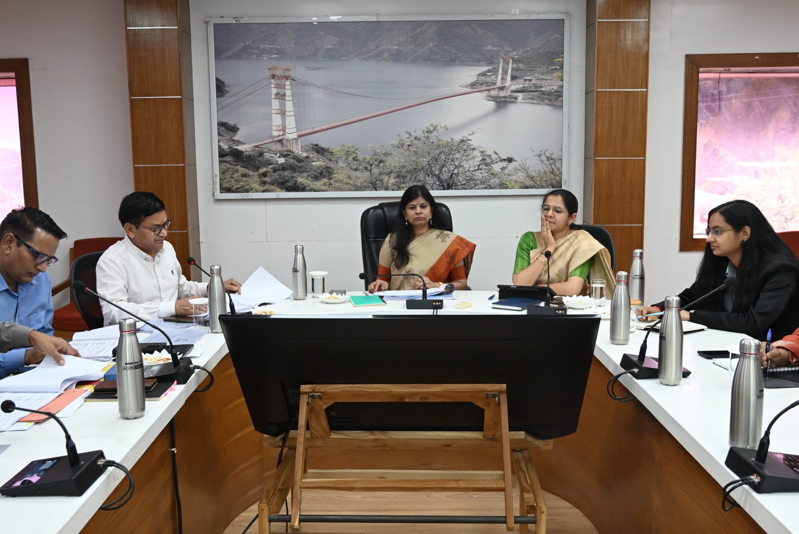 आयुक्त रंजना राजगुरु ने जनपद टिहरी में राजस्व कार्यकलापों की समीक्षा की