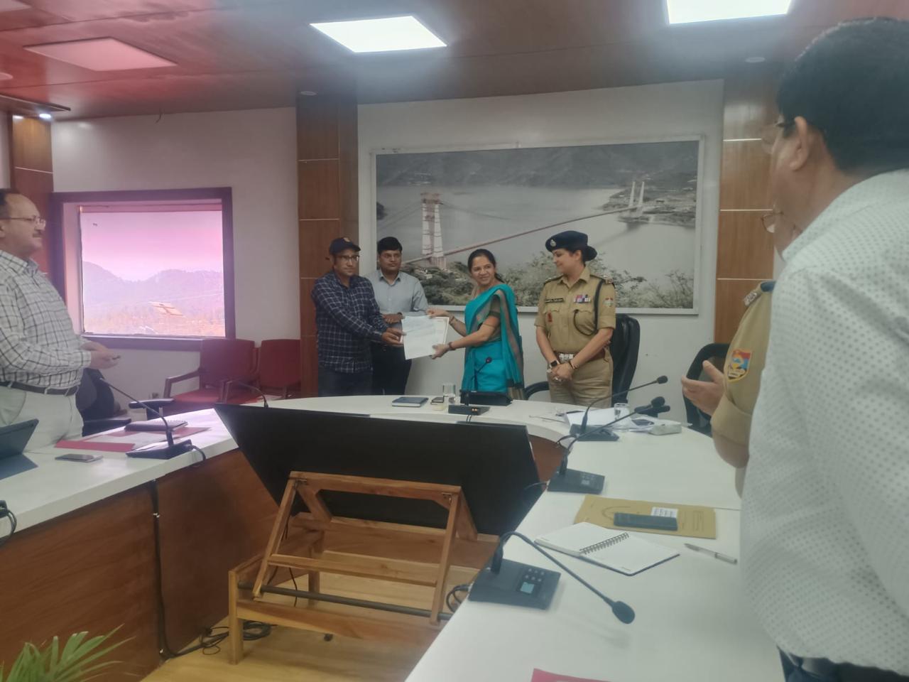 सड़क सुरक्षा समिति की बैठक सम्पन्न, “राहवीर योजना” के तहत अनन्त राम अन्थवाल सम्मानित