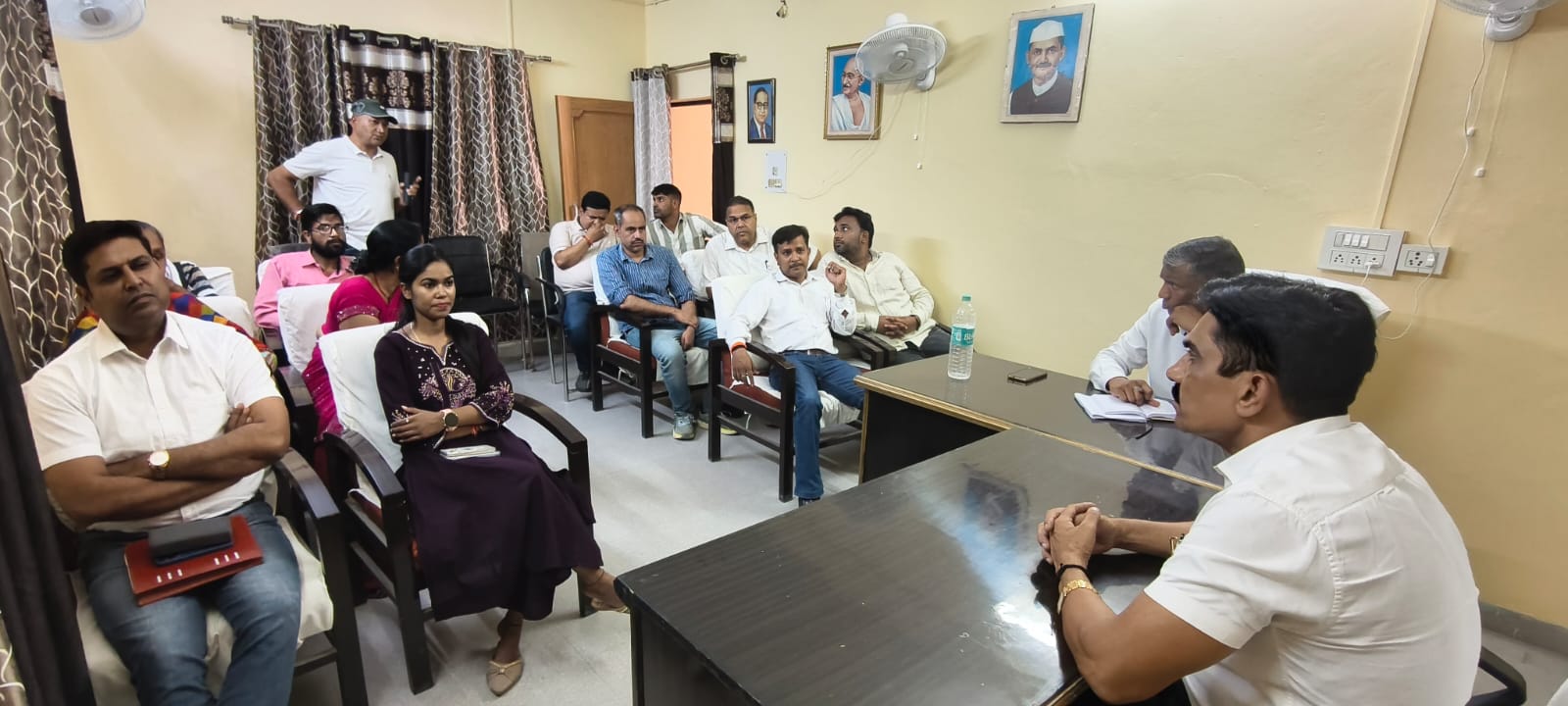नगर निगम ऋषिकेश महापौर की अध्यक्षता में सीवर समस्याओं सड़कों के पुनर्निर्माण को लेकर महत्वपूर्ण बैठक संपन्न