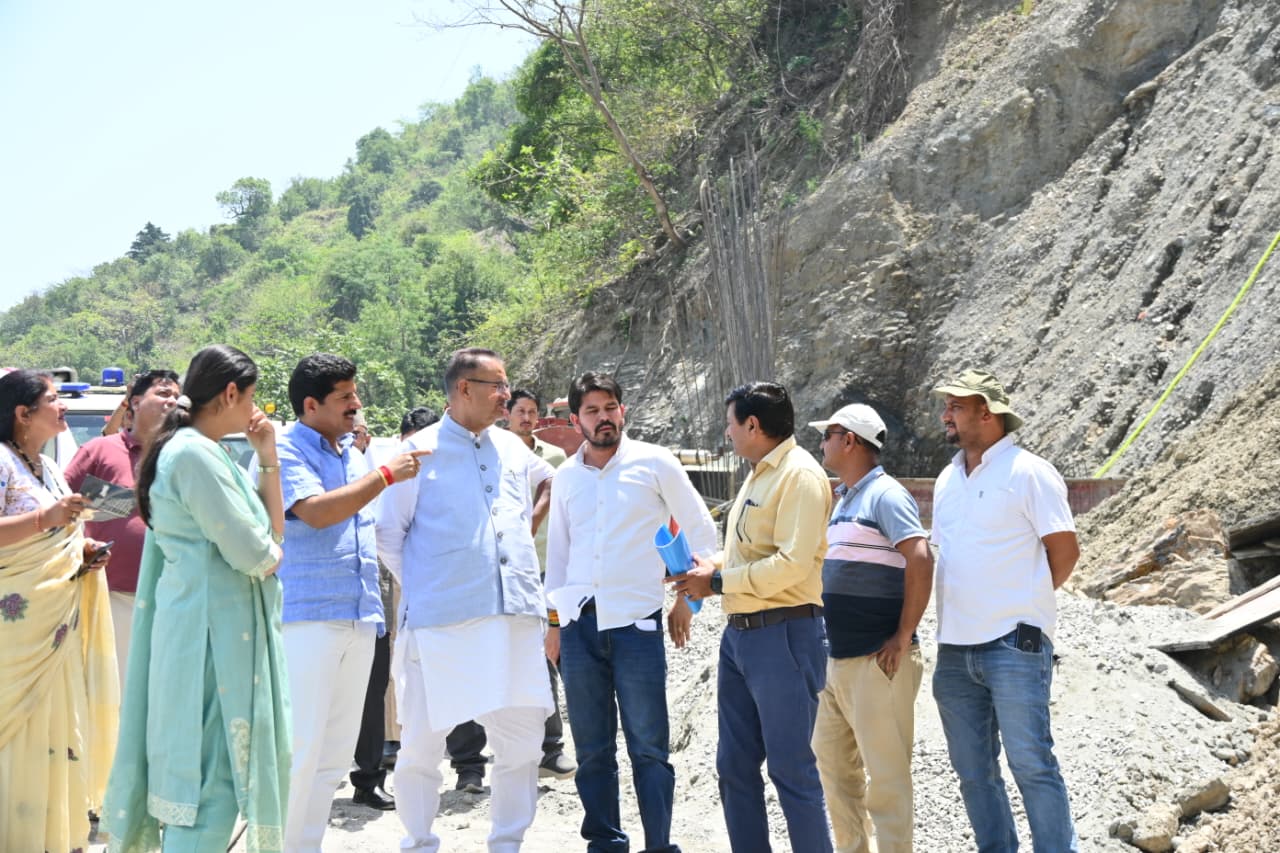 टिहरी में चारधाम यात्रा मार्ग का मंत्री गणेश जोशी ने किया निरीक्षण, दिए गुणवत्तापूर्ण कार्य के निर्देश