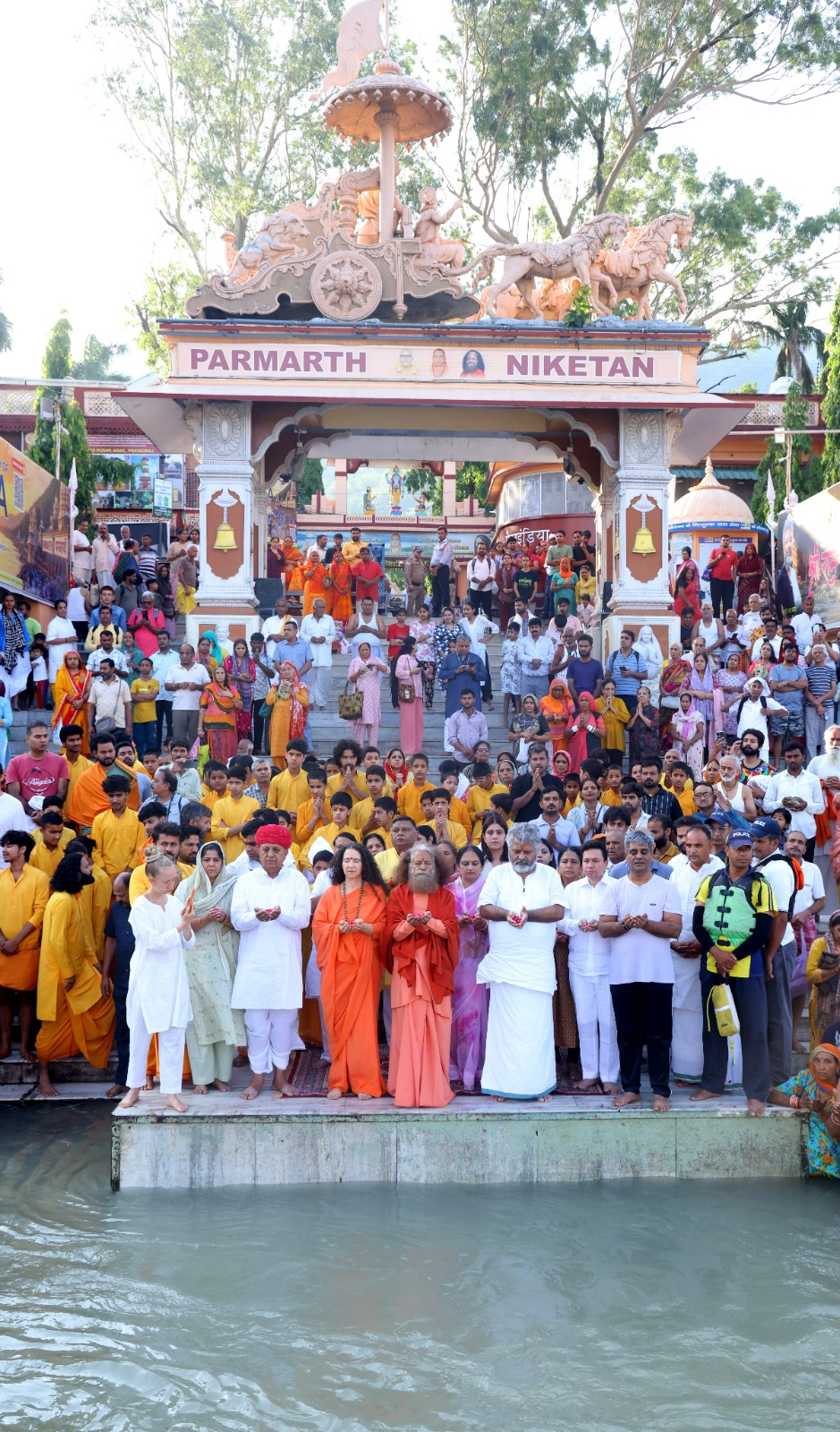 सोमवती अमावस्या पर कृषि एवं किसान कल्याण राज्यमंत्री,  भागीरथ चौधरी  ने किया गंगा स्नान विश्व शांति के लिये प्रार्थना प्रार्थना की
