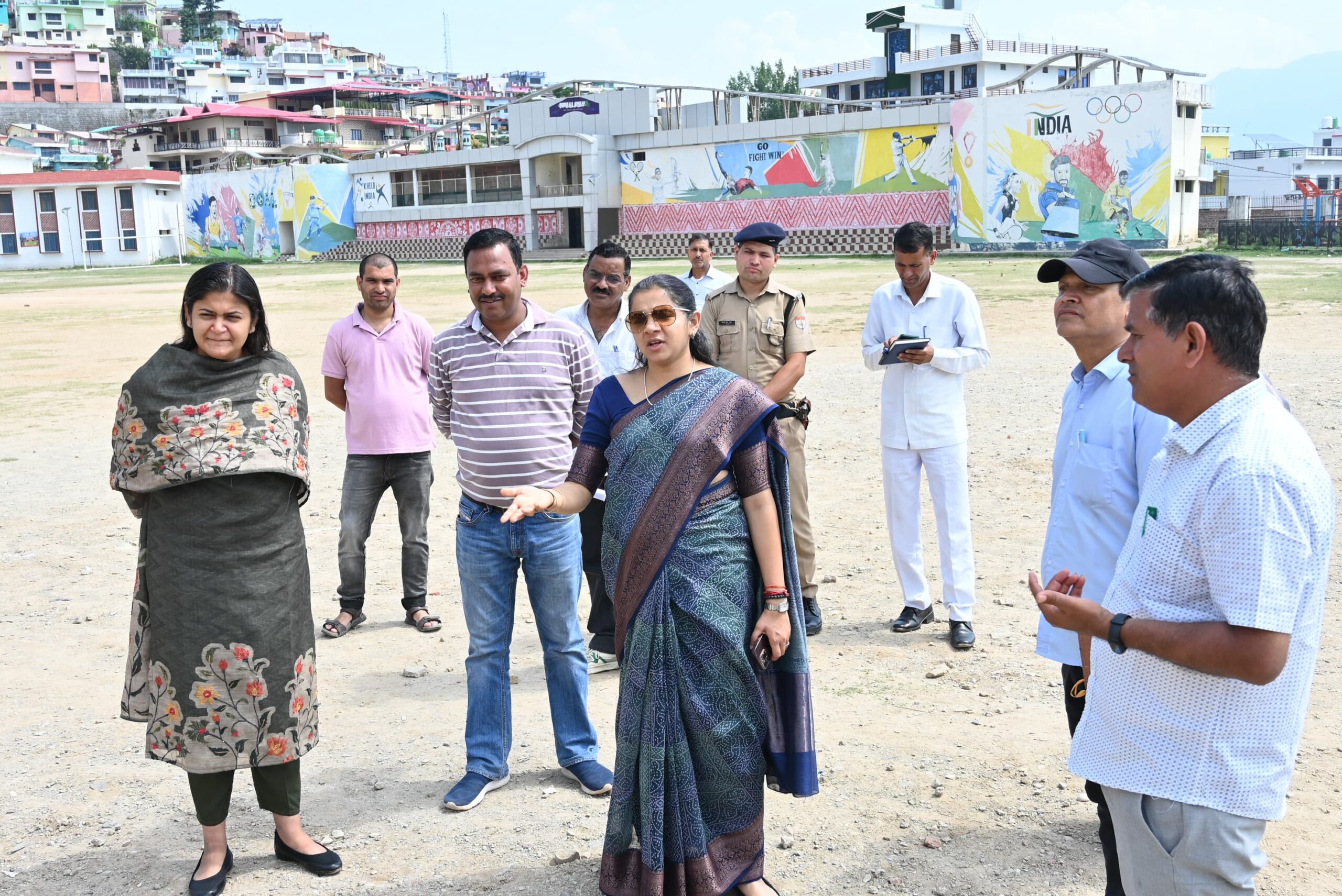 जिलाधिकारी ने बौराडी में प्रस्तावित बैडमिंटन कोर्ट का किया निरीक्षण