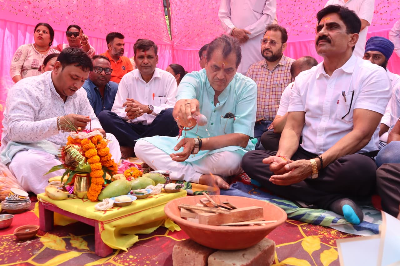 नगर निगम परिसर में विद्युत वितरण खंड ऋषिकेश के अंतर्गत डिपोजिट मद में शिफ्टिंग/नए केवी सबस्टेशन  के निर्माण कार्य का भूमि पूजन किया