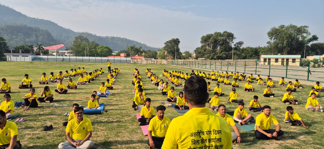 पूर्णानंद स्पोर्ट्स ग्राउंड मुनि की रेती में 12 वे अंतर्राष्ट्रीय योग दिवस का आयोजन