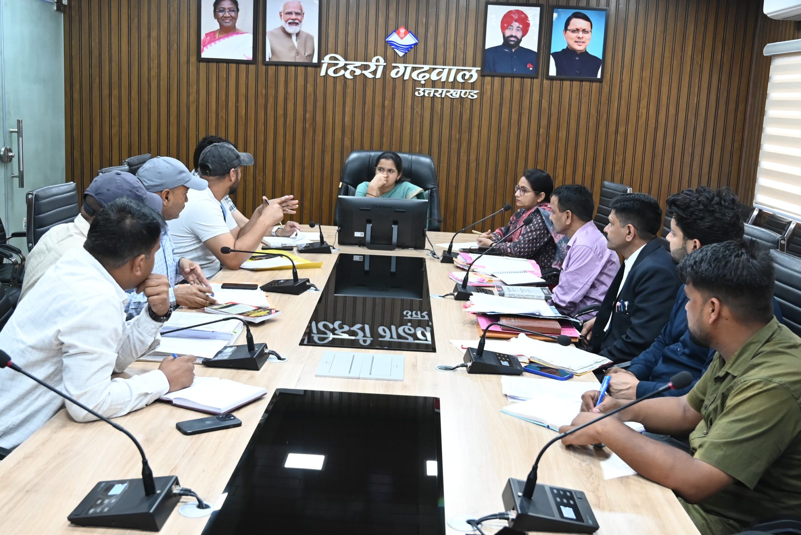 रेल परियोजनाओं की प्रगति को लेकर जिलाधिकारी ने आरवीएनएल के साथ की समीक्षा बैठक
