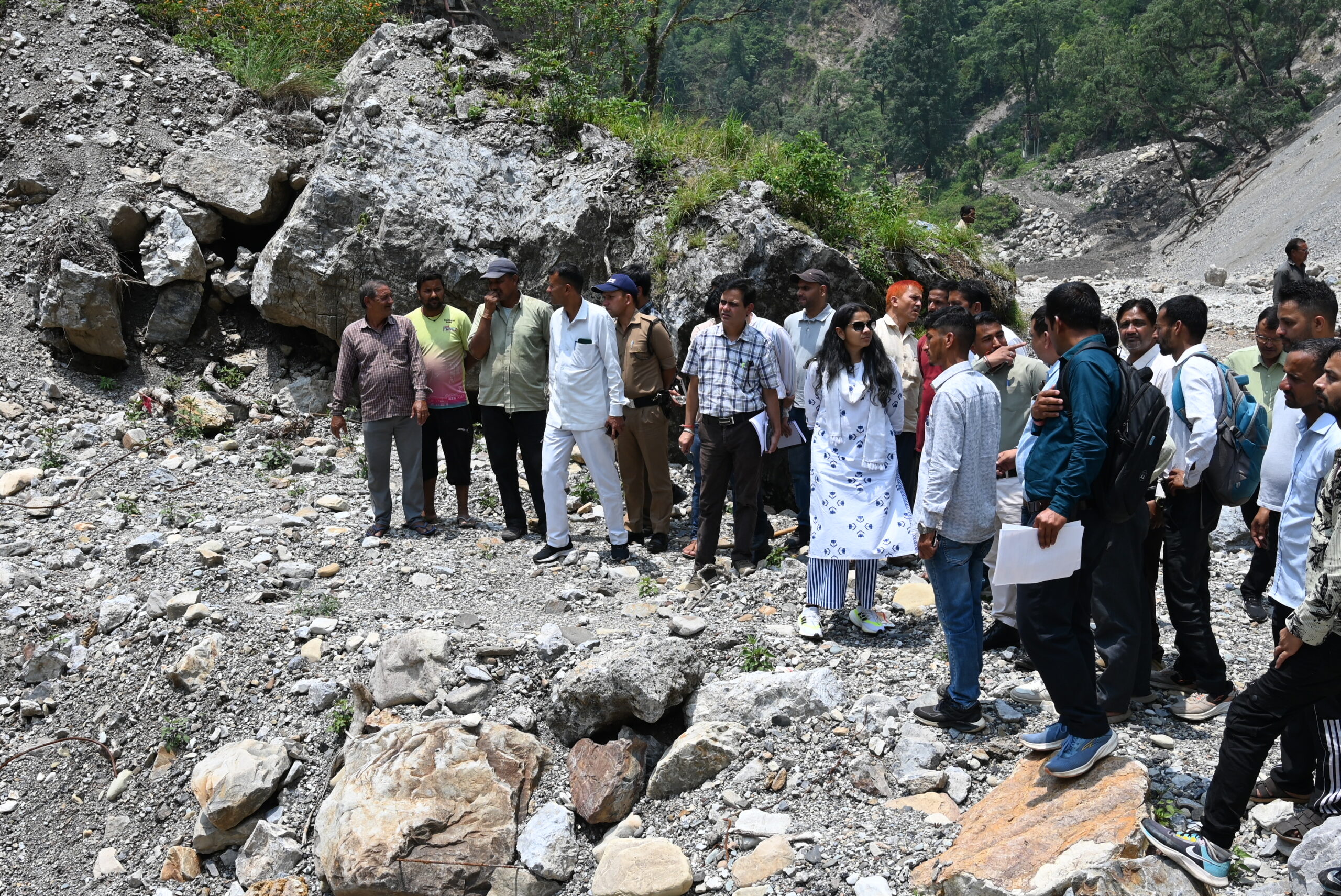 जिलाधिकारी ने सकलाना क्षेत्र में आपदा पुनःनिर्माण कार्यों का किया स्थलीय निरीक्षण