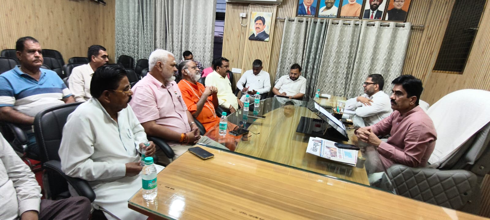 नगर निगम ऋषिकेश क्षेत्र के अंतर्गत अतिक्रमण को लेकर महापौर की अध्यक्षता में बैठक आयोजित