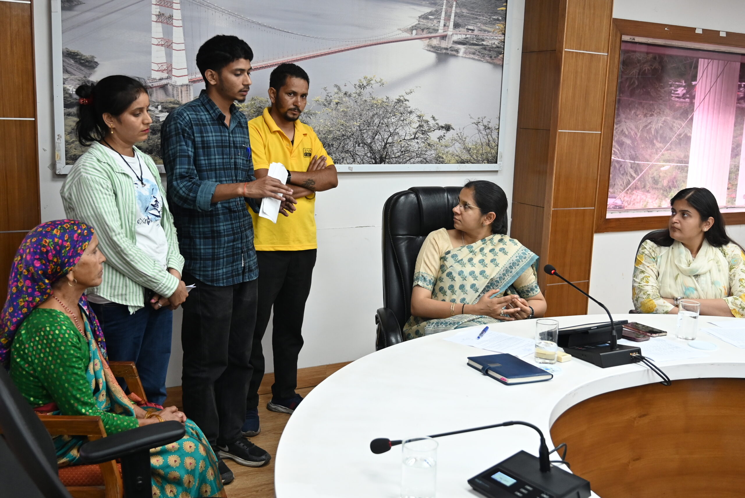 जिलाधिकारी ने जनता दरबार में सुनी जनसमस्याएं, समयबद्ध निस्तारण के निर्देश