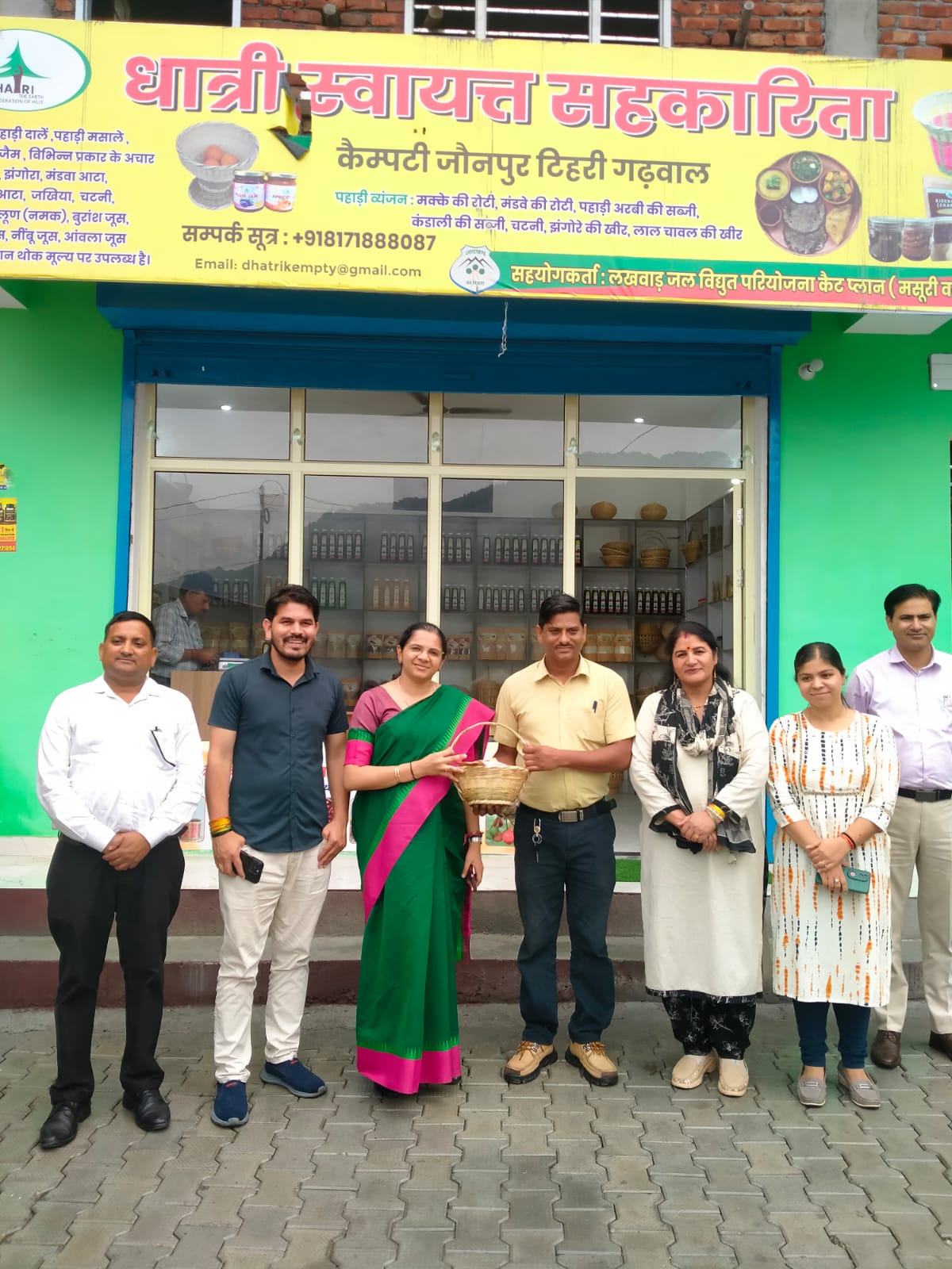 जिलाधिकारी ने धात्री स्वायत्त सहकारिता का किया निरीक्षण, महिला समूहों के कार्यों की सराहना