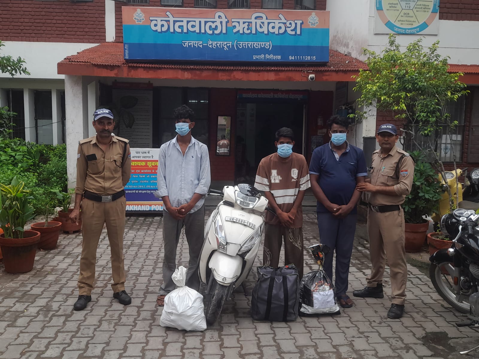 ऋषिकेश में नशे के खिलाफ पुलिस की बड़ी कार्रवाई, तीन तस्कर गिरफ्तार; भारी मात्रा में अंग्रेजी शराब बरामद