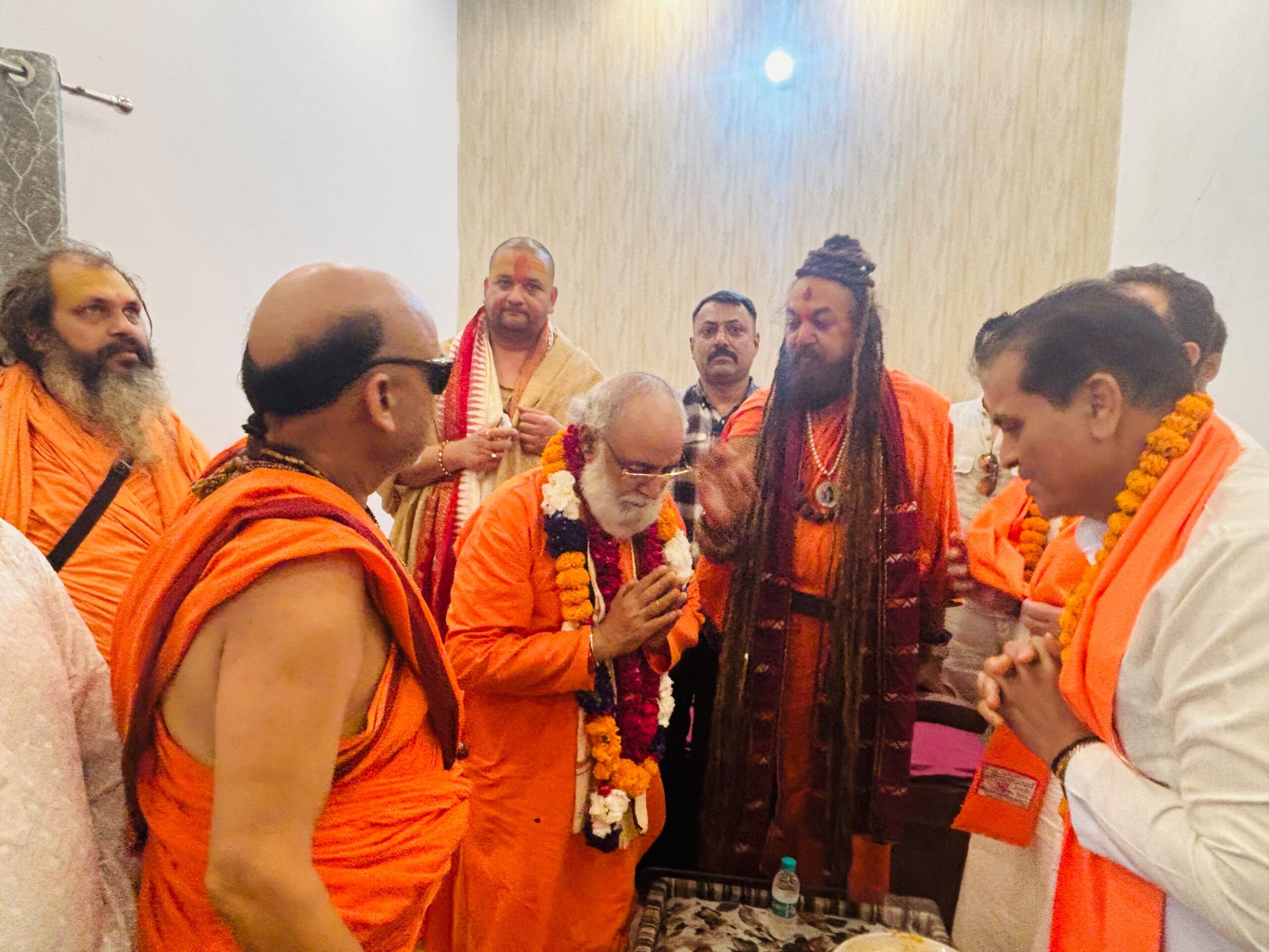 कपिल वाटिका, कनखल संत ब्रह्मऋषि जगतगुरु कुमार स्वामी द्वारा माला पहनाकर सम्मानित किया
