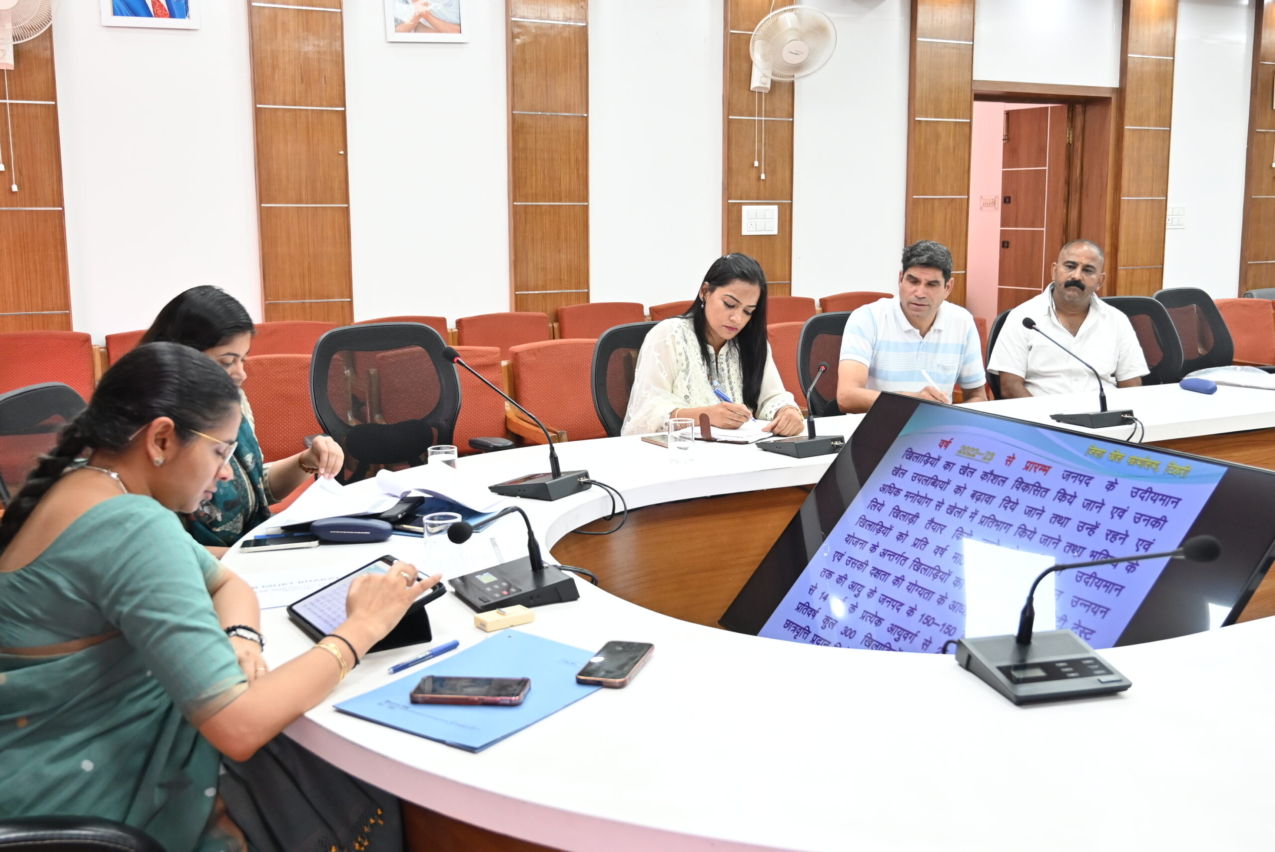 समयबद्ध एवं पारदर्शी तरीके से कराएं चयन प्रक्रिया: जिलाधिकारी