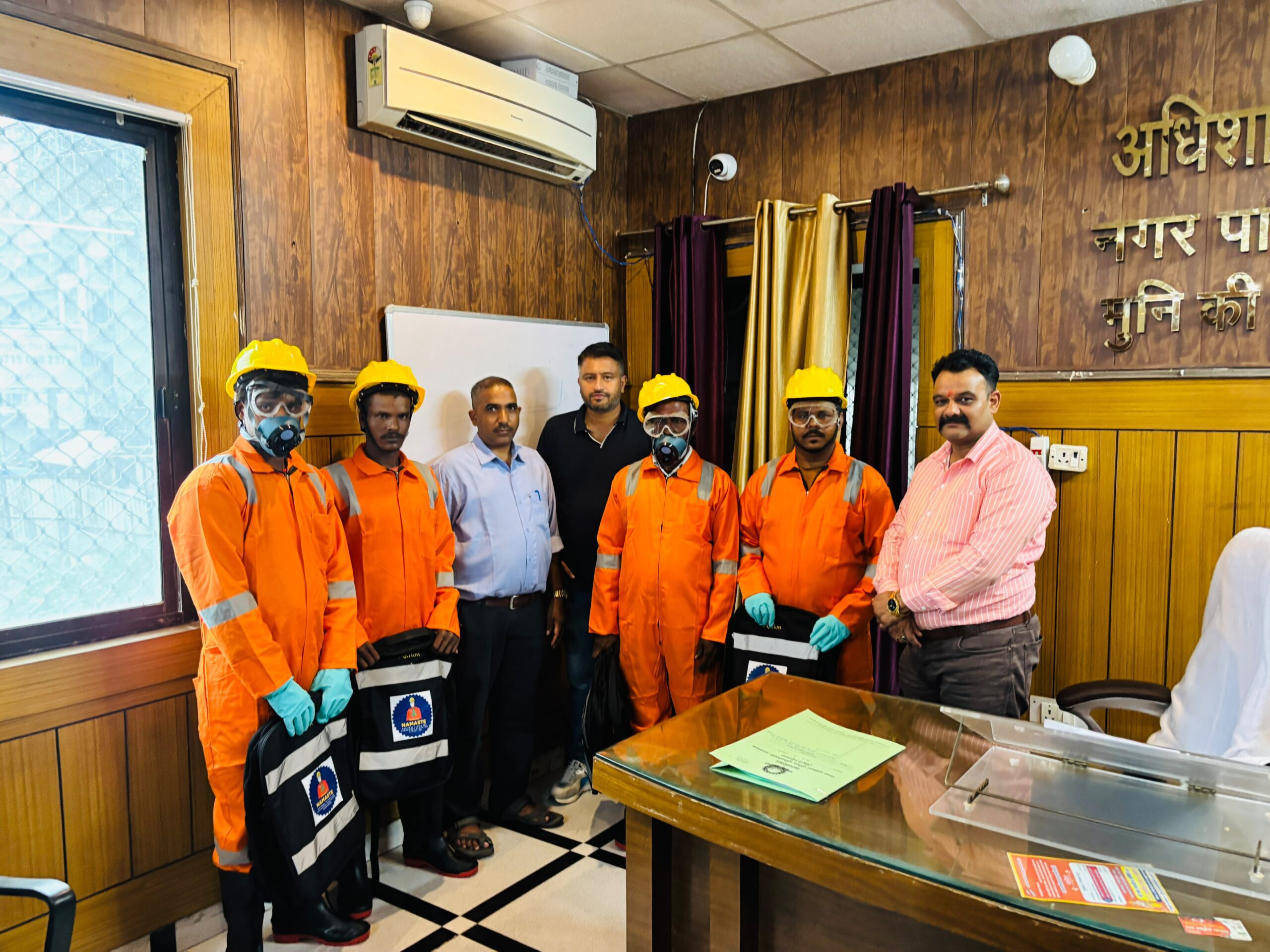 नमस्ते दिवस के अवसर पर  नमस्ते योजना के तहत नगर पालिका परिषद मुनिकीरेती-ढालवाला की ओर पर्यावरण मित्रों को पीपीई(पर्सनल प्रोटेक्टिव इक्यूपमेंट) किट वितरित की गई।
