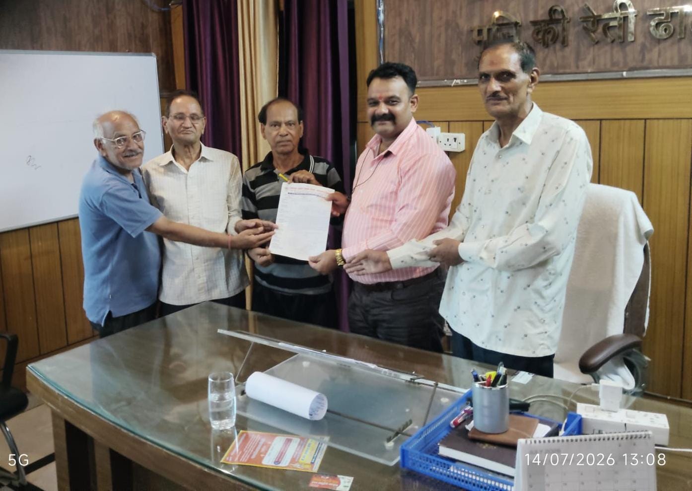 सेवानिवृत्त राजकीय पेंशनर्स संगठन मुनिकीरेती के सदस्यों ने  अधिशासी अधिकारी बद्री प्रसाद भट्ट को सम्मान पत्र देकर सम्मानित किया।