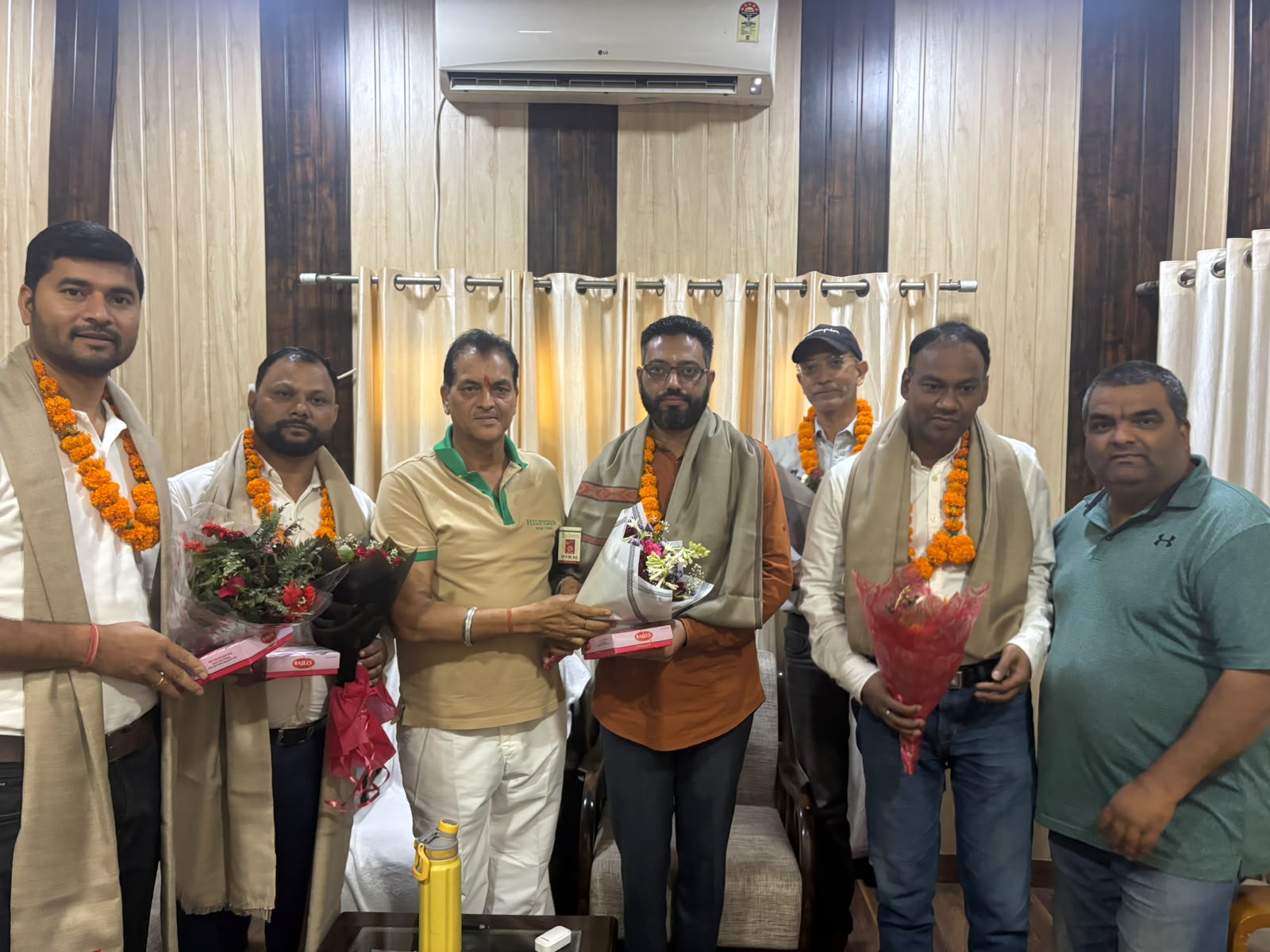 कौशल विकास योजनाओं के माध्यम से विभिन्न क्षेत्रों में स्वरोजगार स्थापित करने वाले युवाओं को शौल ओढ़ाकर, माला पहनाकर, सम्मानित किया