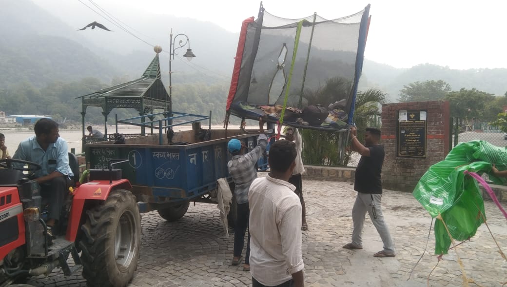 आगामी कांवड़ यात्रा के मद्देनजर , राजस्व और पुलिस प्रशासन ने संयुक्त रूप से आस्था पथ पर पसरे अवैध अतिक्रमण को हटाया 