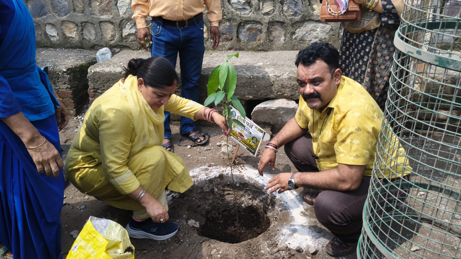 नगर पालिका मुनि की रेती हरेला पर्व पर एक पेड़ मां के नाम‘‘ थीम पर आयोजित विभिन्न स्थानों पर 75 फलदार पौधे लगाए गए।