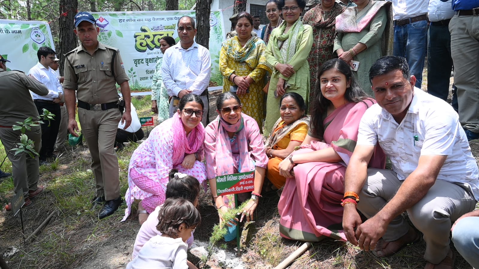 हरेला का त्योहार मनाओ, धरती माँ का ऋण चुकाओ”  हर गाँव का यही पैगाम – एक पेड़ माँ के नाम