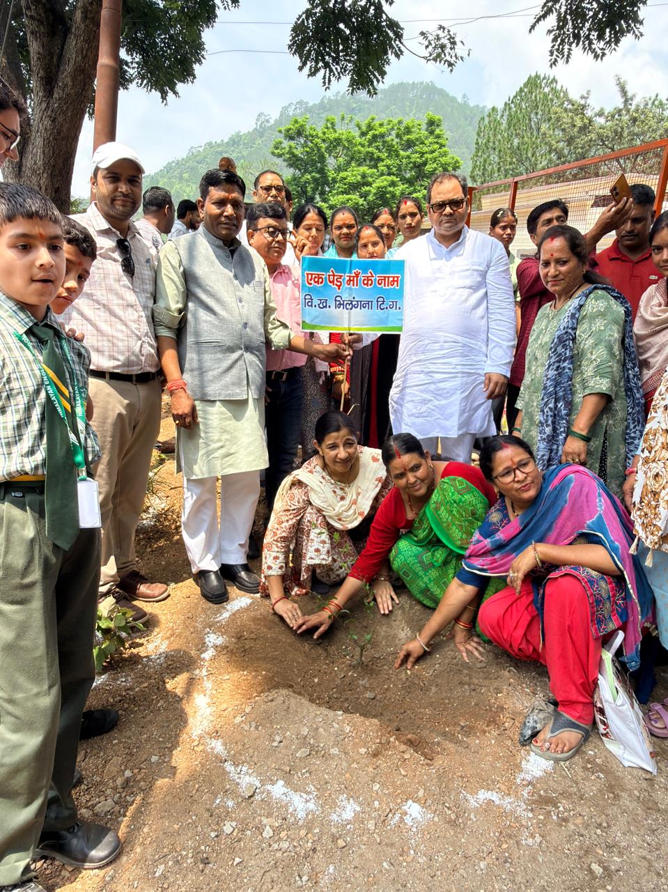 हरेला पर्व पर भिलंगना में स्थापित हुआ “गुरु स्मृति वन”, जनप्रतिनिधियों ने किया पौधरोपण