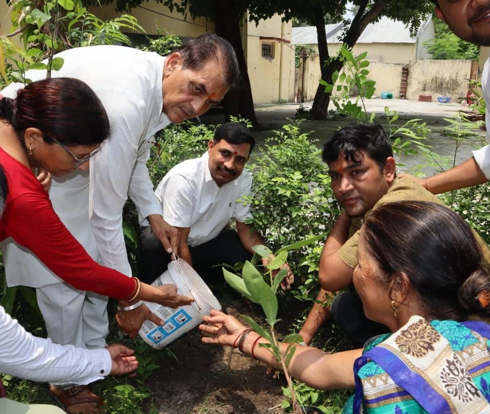 वृक्षारोपण कर प्रकृति संरक्षण का संकल्प लिया कार्यकर्ताओं से अधिक से अधिक वृक्ष लगाने का आह्वान किया