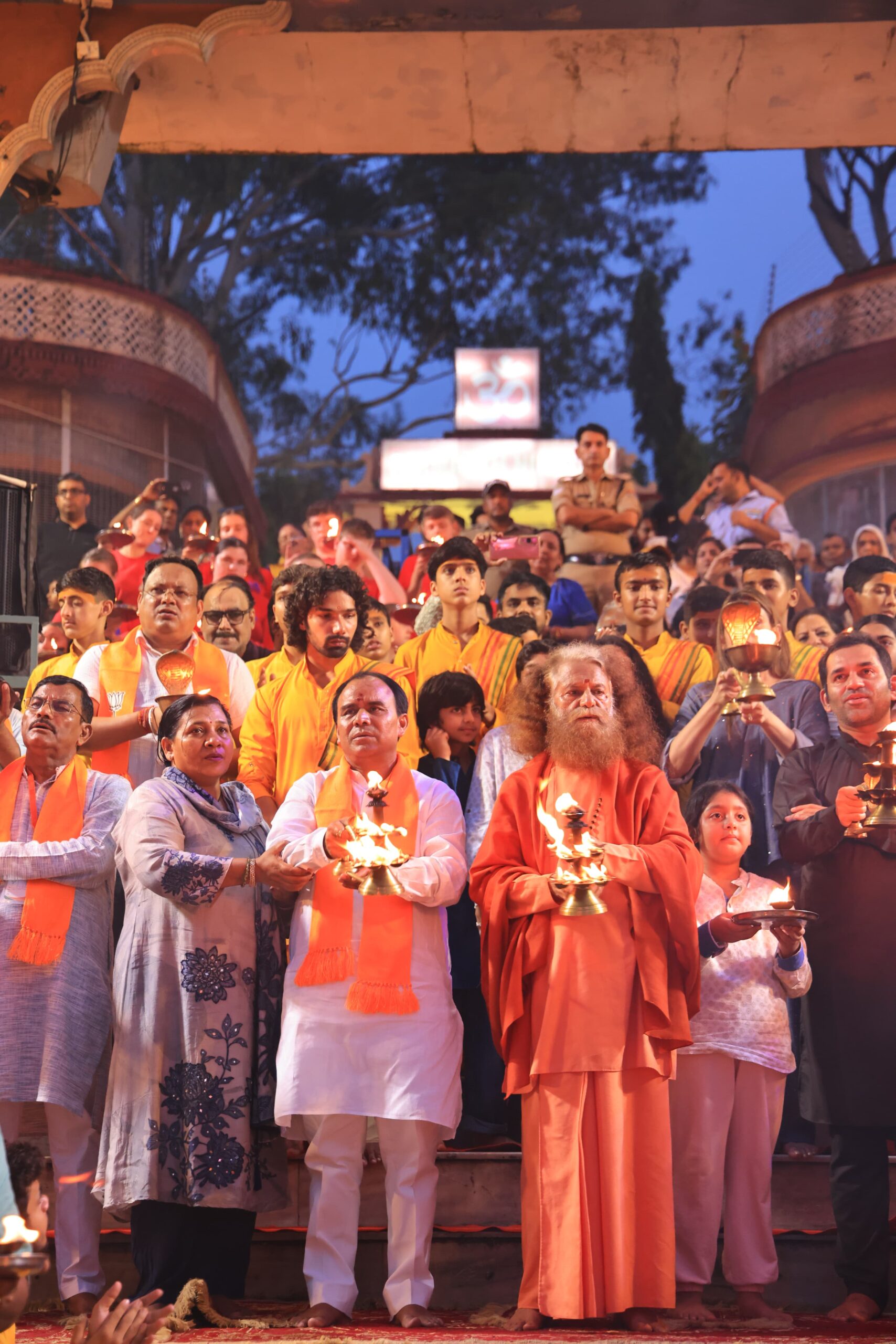 परमार्थ निकेतन दर्शनार्थ पहुँचे उत्तराखंड के शिक्षा मंत्री डॉ. धन सिंह रावत  गंगा आरती में किया सहभाग