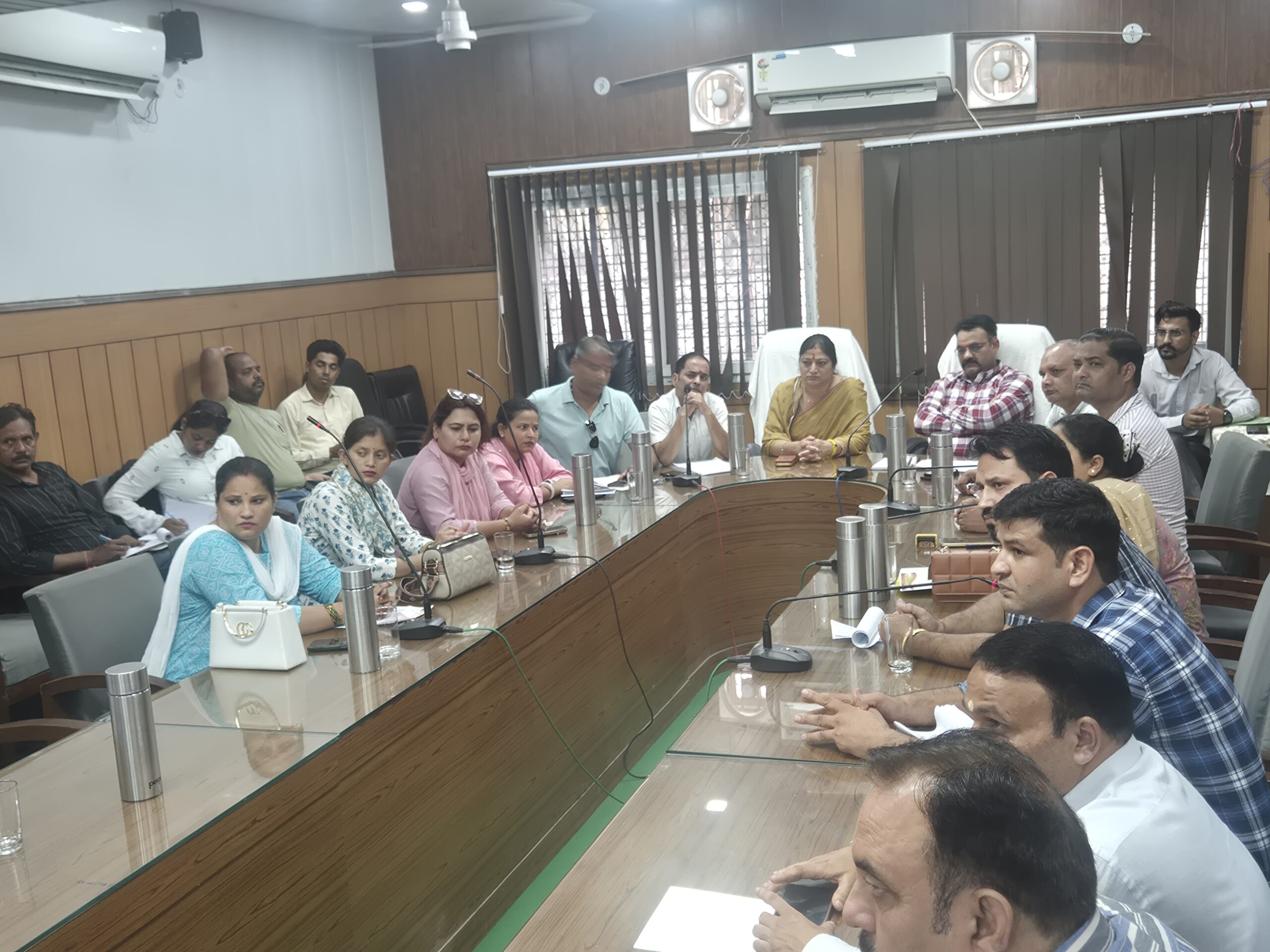 नगर पालिका परिषद मुनिकीरेती बोर्ड बैठक में आगामी कांवड़ मेला वर्षा ऋतु के दौरान होने वाली क्षति एवं विकास कार्यों को लेकर चर्चा