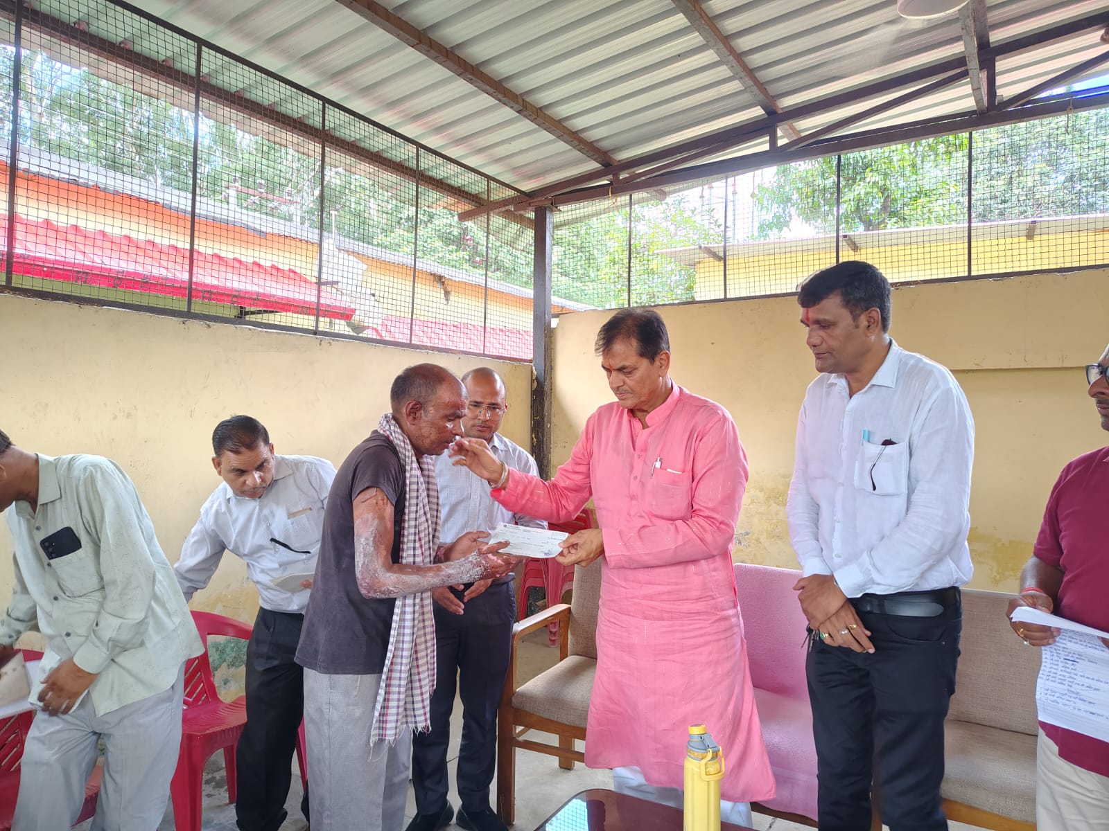 ऋषिकेश आर्थिक रूप से कमजोर जरूरतमंद लोगों को आर्थिक सहायता के रूप में मुख्यमंत्री राहतकोष से लगभग 20 चेक वितरित किए