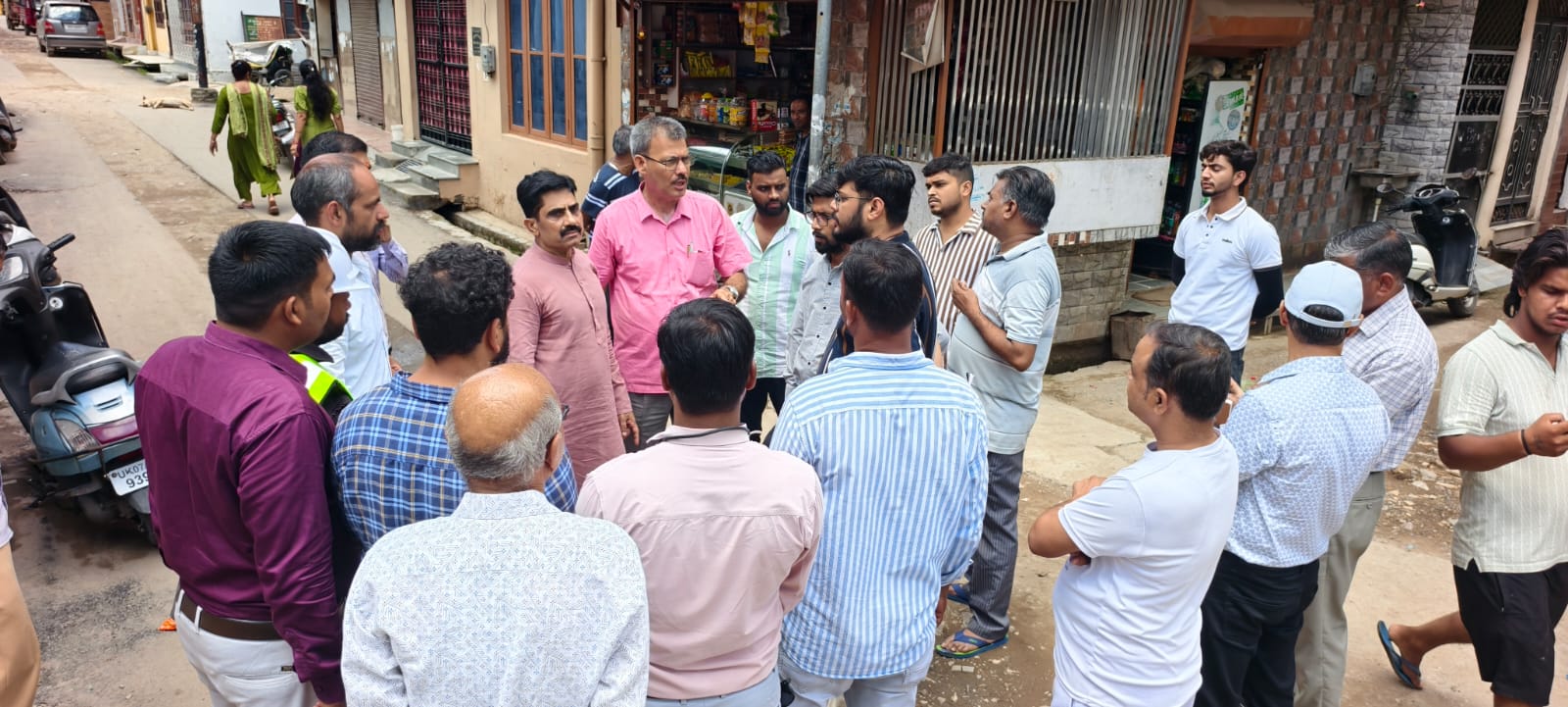 नगर निगम वार्ड 38 और 39 में सीवर लाइन निर्माण कार्यों का महापौर शम्भू पासवान ने किया औचक निरीक्षण
