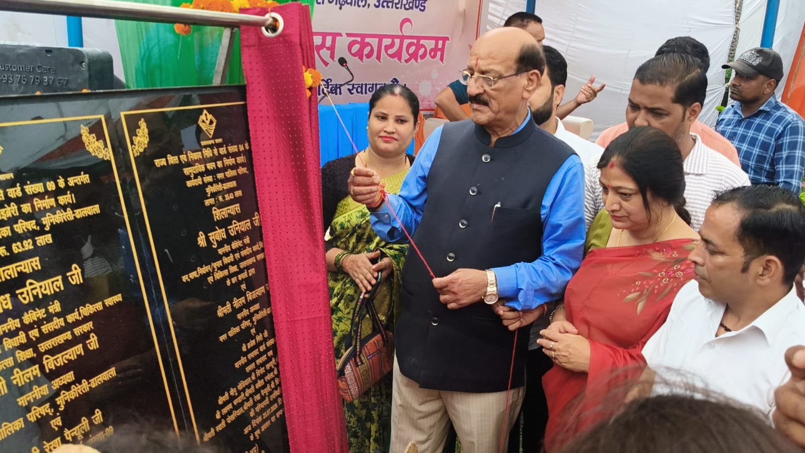 कैबिनेट मंत्री सुबोध उनियाल ने नगर पालिका मुनि की रेती में 99.55 लाख रूपए की लागत से होने वाली योजनाओं के निर्माण कार्य का शिलान्यास किया। 