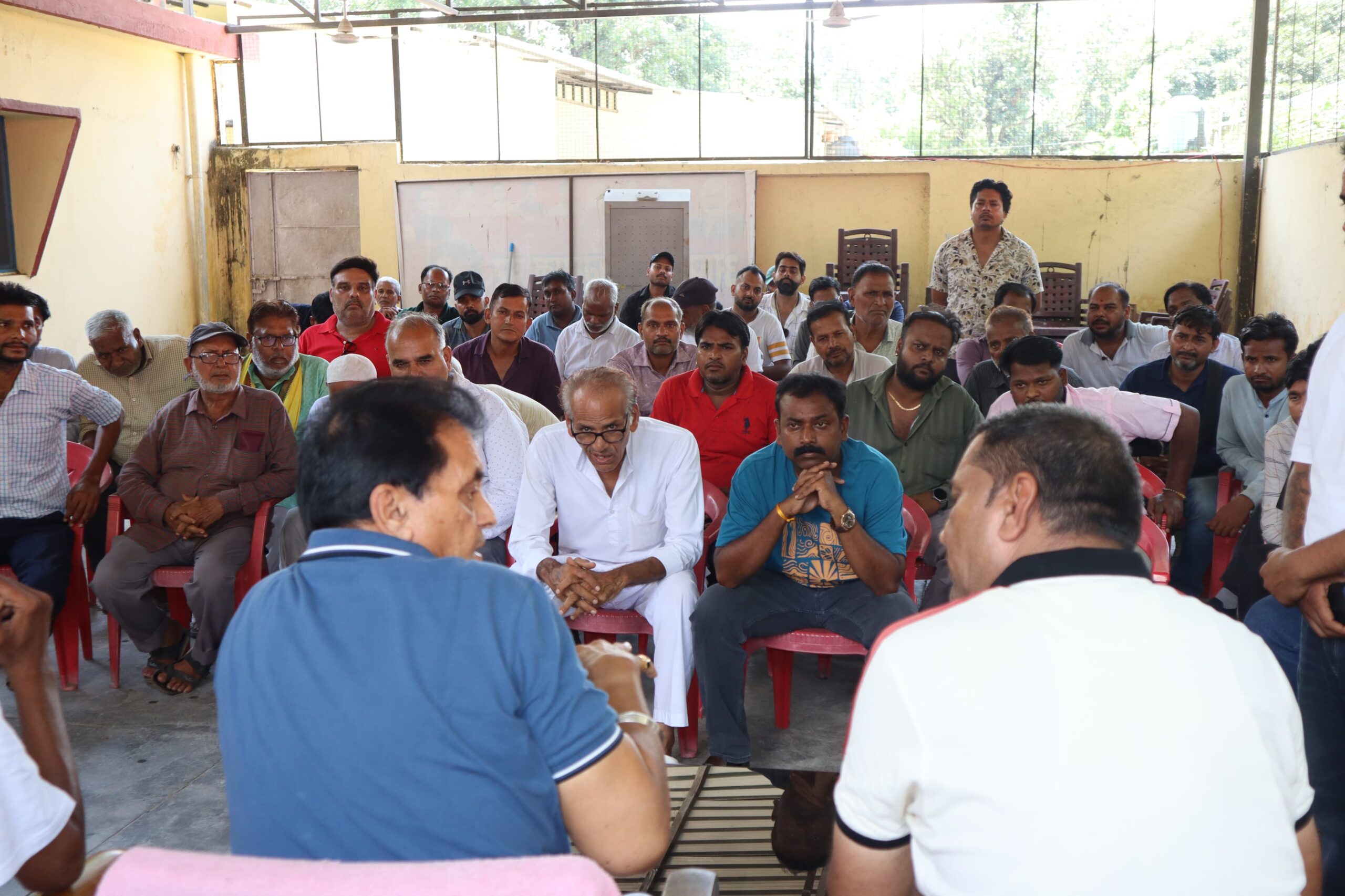मंडी दुकानों के आवंटन में अनियमितता का आरोप, आढ़तियों ने विधायक डॉ. प्रेमचंद अग्रवाल को सौंपा ज्ञापन