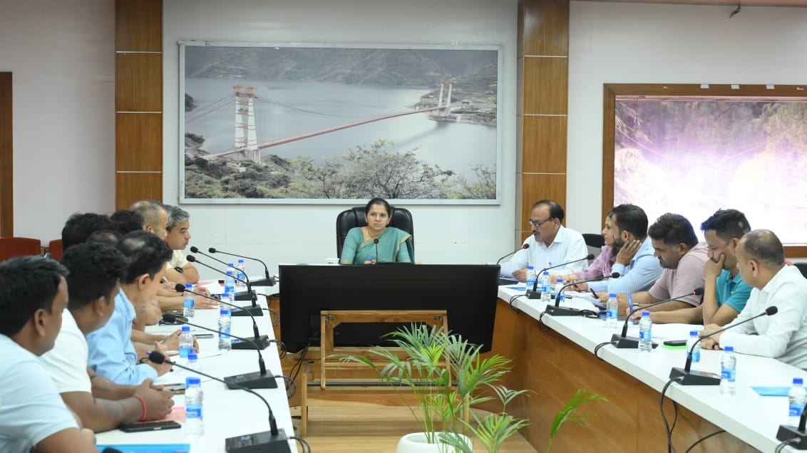 जिलाधिकारी  टिहरी ने रिवर राफ्टिंग प्रबंधन समिति की बैठक ली