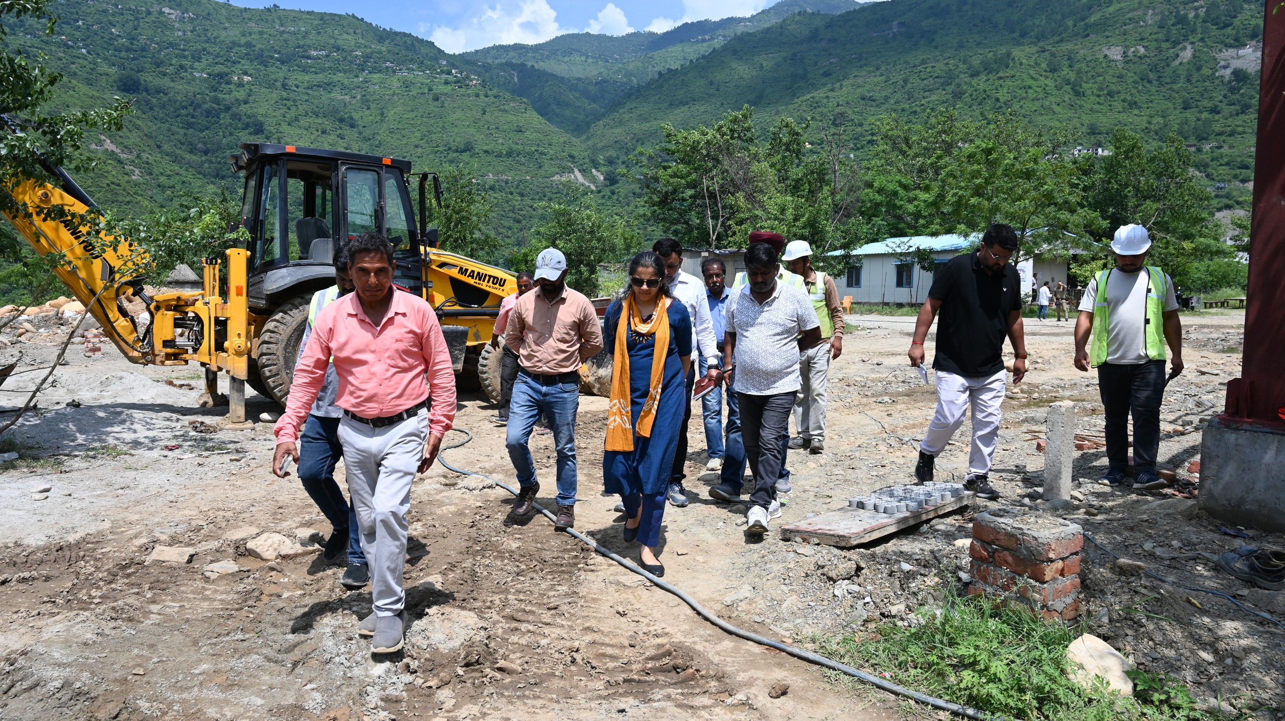 जाख-डोबरा मोटर मार्ग व डोबरा चांठी पार्किंग का जिलाधिकारी ने किया निरीक्षण, व्यू प्वाइंट व सेल्फी प्वाइंट के विकास की ली जानकारी